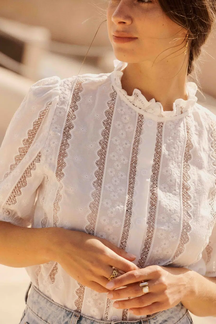 Chemise femme blanche à broderie fleurie ton sur ton - col rond à dentelle - manches courtes