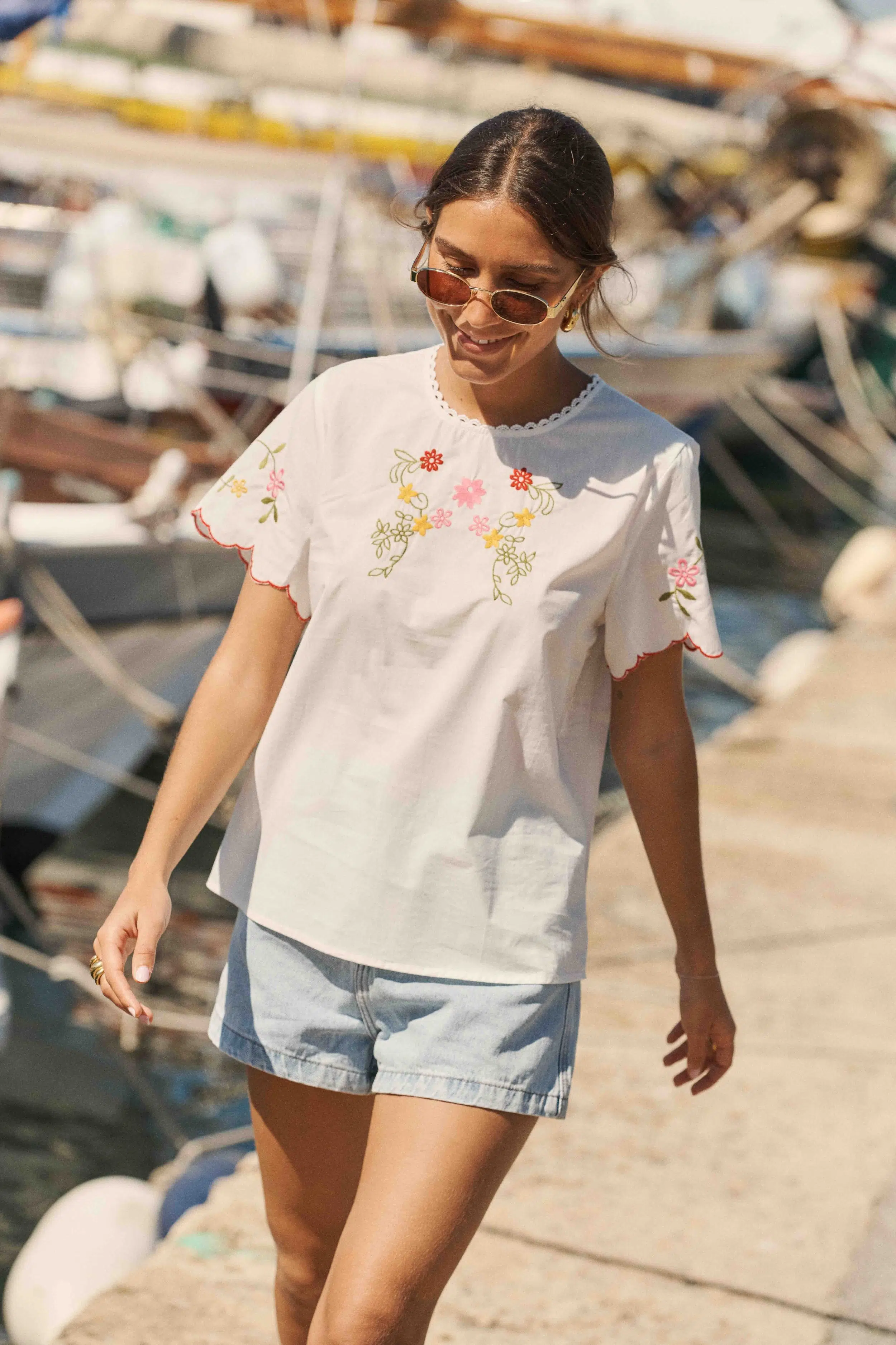 blouse-maritza-blanche-sahoma-00001 Blouse - T-shirt femme blanche et broderie fleurie multicolore - manches courtes