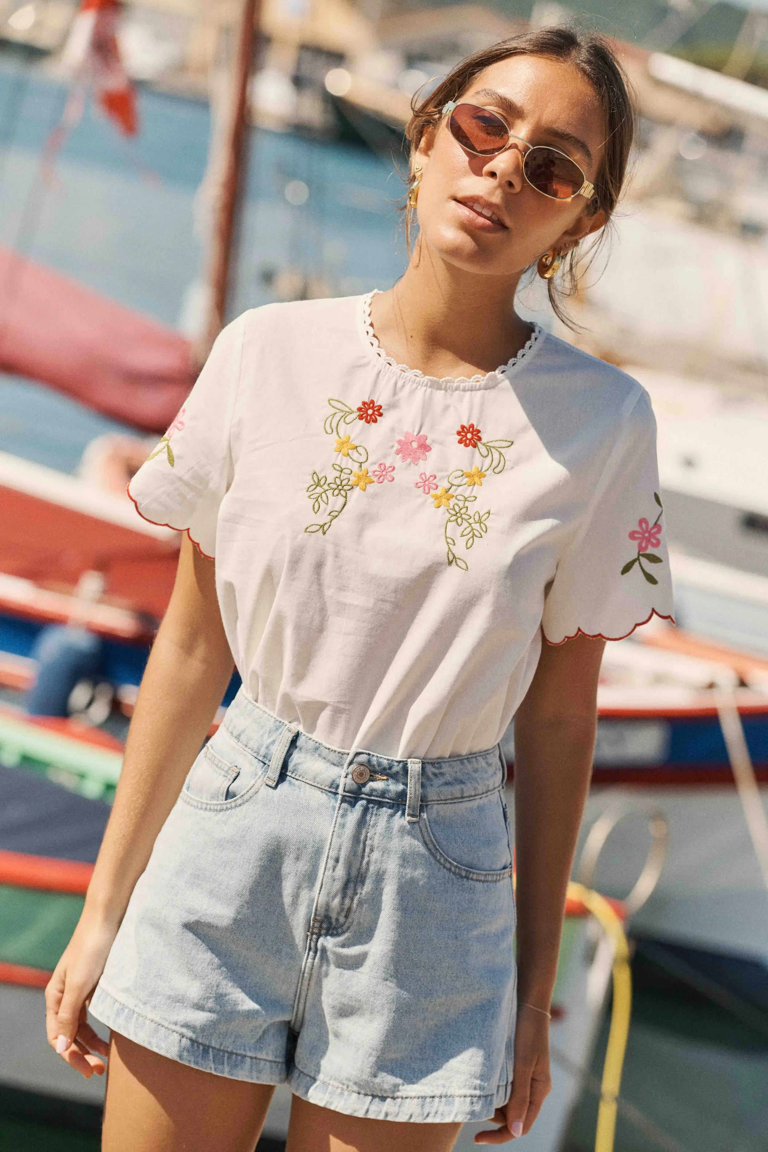 blouse-maritza-blanche-sahoma-00003 Blouse - T-shirt femme blanche et broderie fleurie multicolore - manches courtes