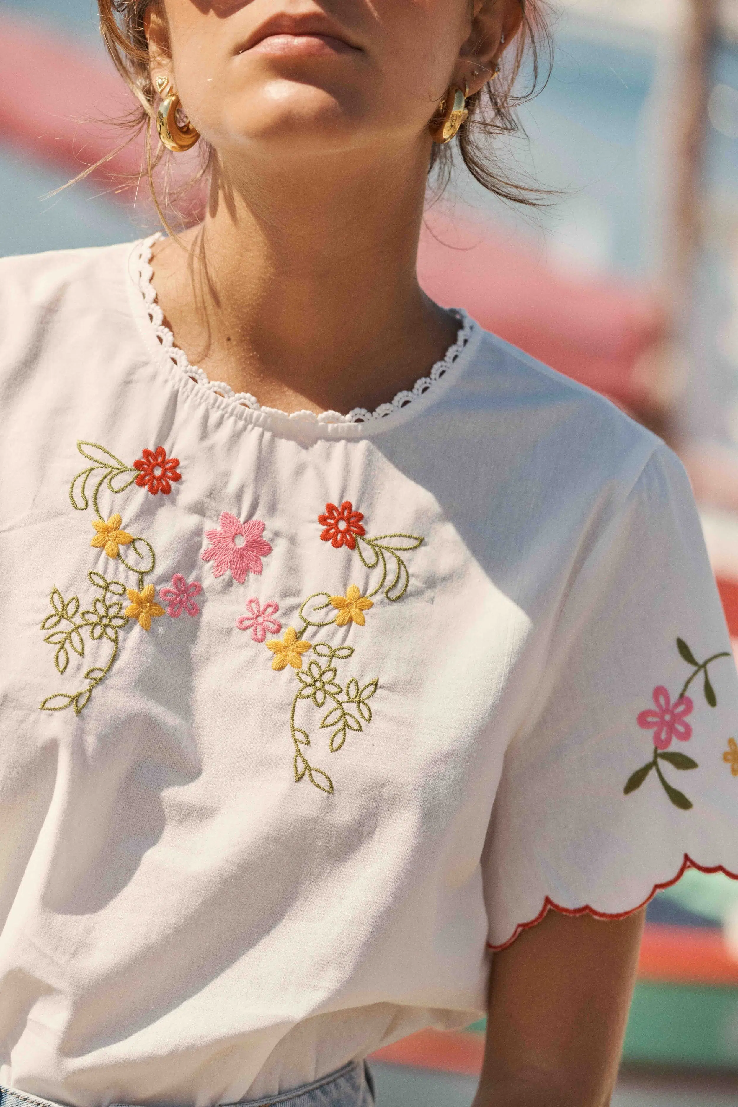 blouse-maritza-blanche-sahoma-00004 Blouse - T-shirt femme blanche et broderie fleurie multicolore - manches courtes