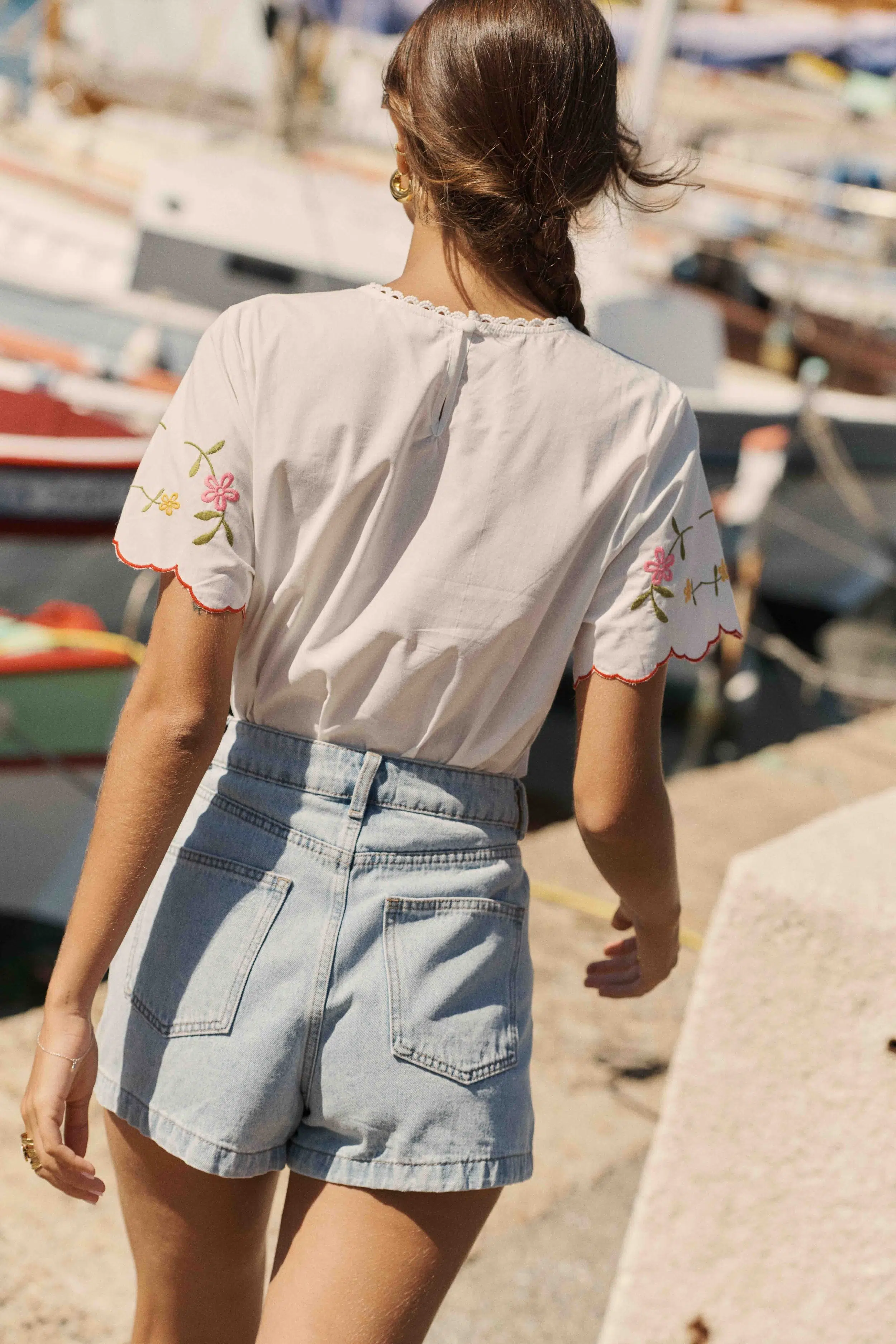 blouse-maritza-blanche-sahoma-00006 Blouse - T-shirt femme blanche et broderie fleurie multicolore - manches courtes