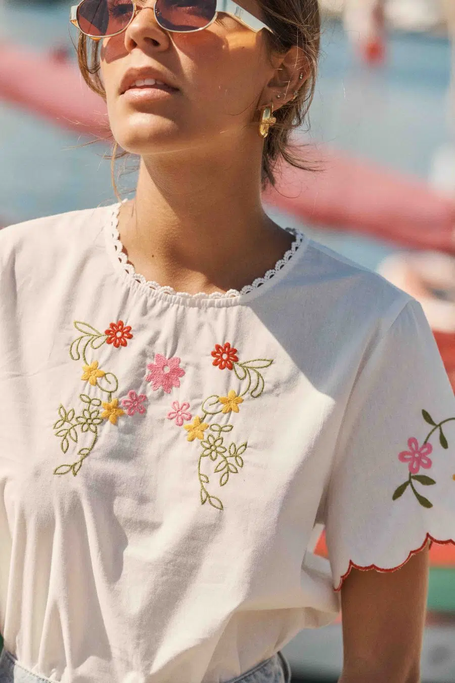 Blouse femme blanche et broderie fleurie multicolore - manches courtes