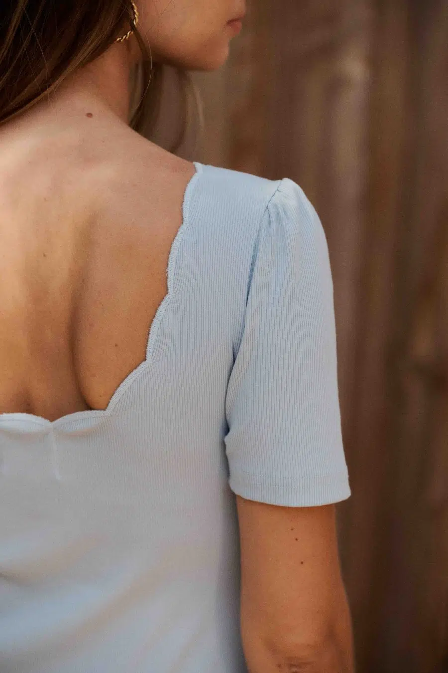 Body femme en maille côtelée bleu ciel manches courtes - col rond et dos échancré ondulé