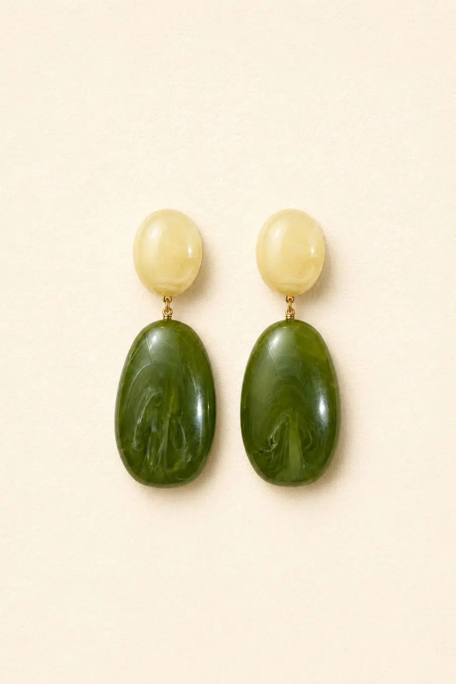 Boucles d’oreilles pendantes formes gouttes, effet mabré couleur vert kaki et ivoire