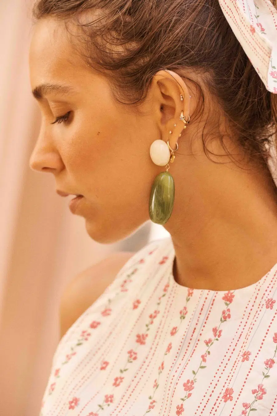 Boucles d’oreilles pendantes formes gouttes, effet mabré couleur vert kaki et ivoire
