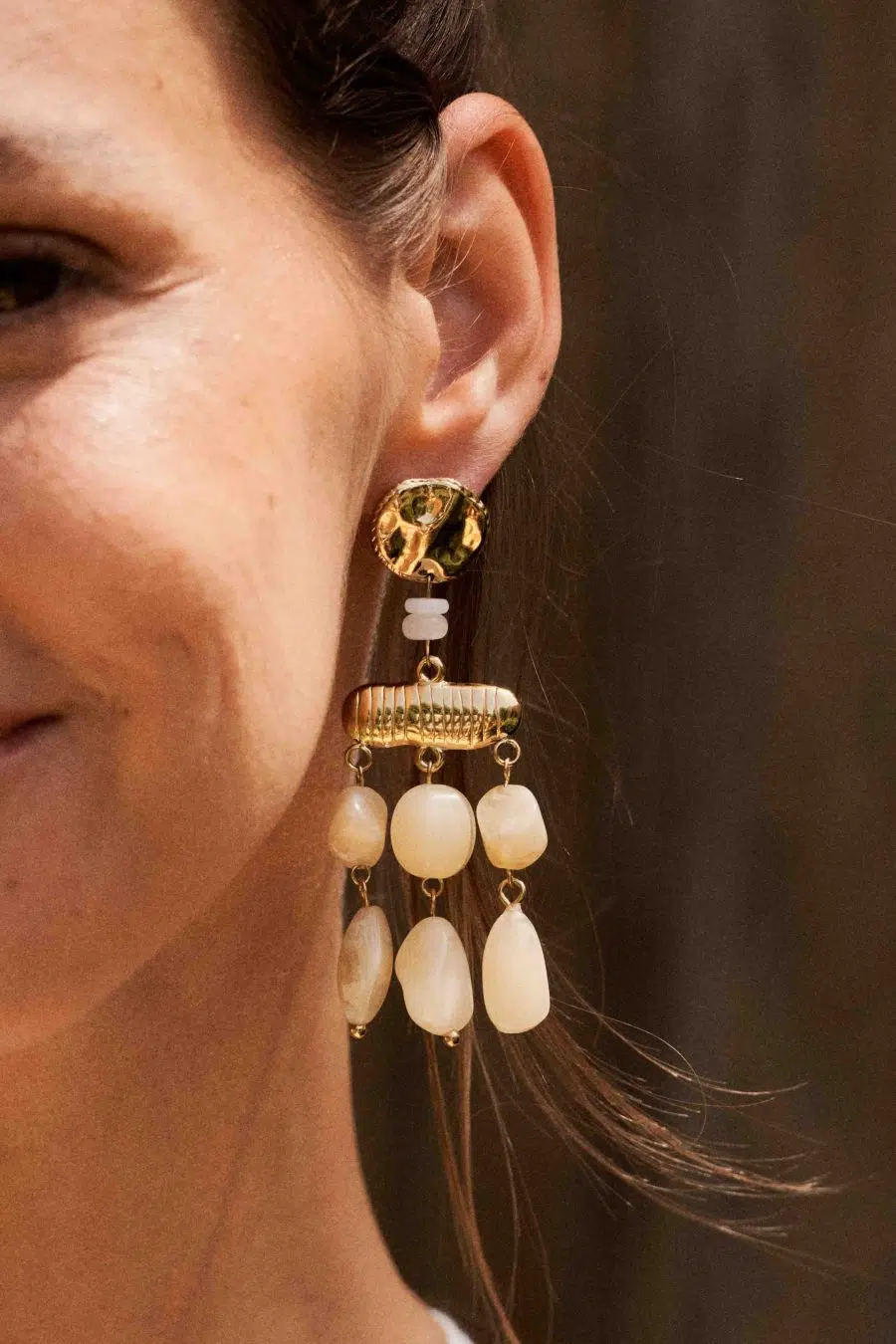 Boucles d'oreilles pompei boheme pendantes dorées - attache dorée effet martelé et perles asymétriques beige