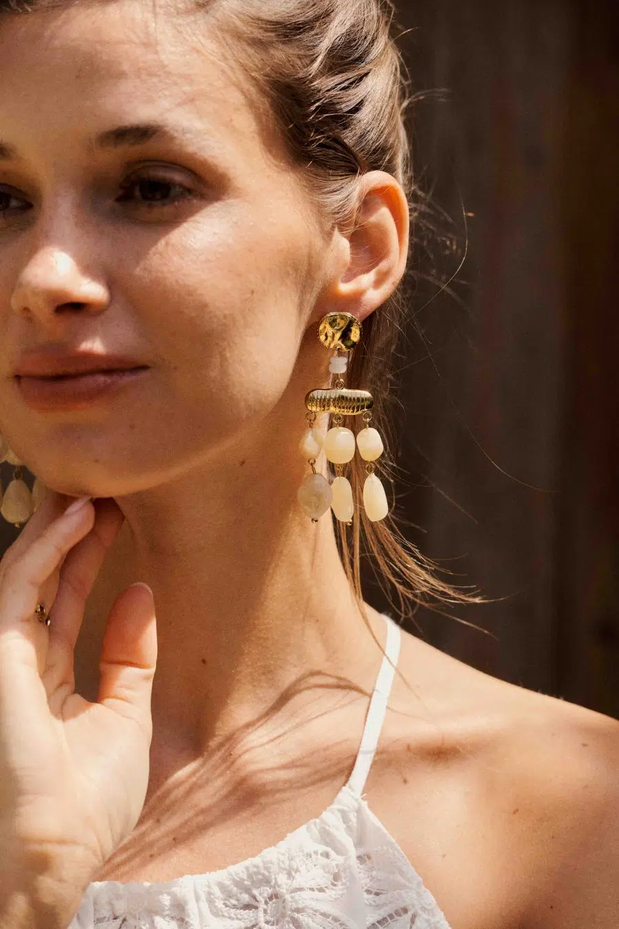 Boucles d'oreilles pompei boheme pendantes dorées - attache dorée effet martelé et perles asymétriques beige