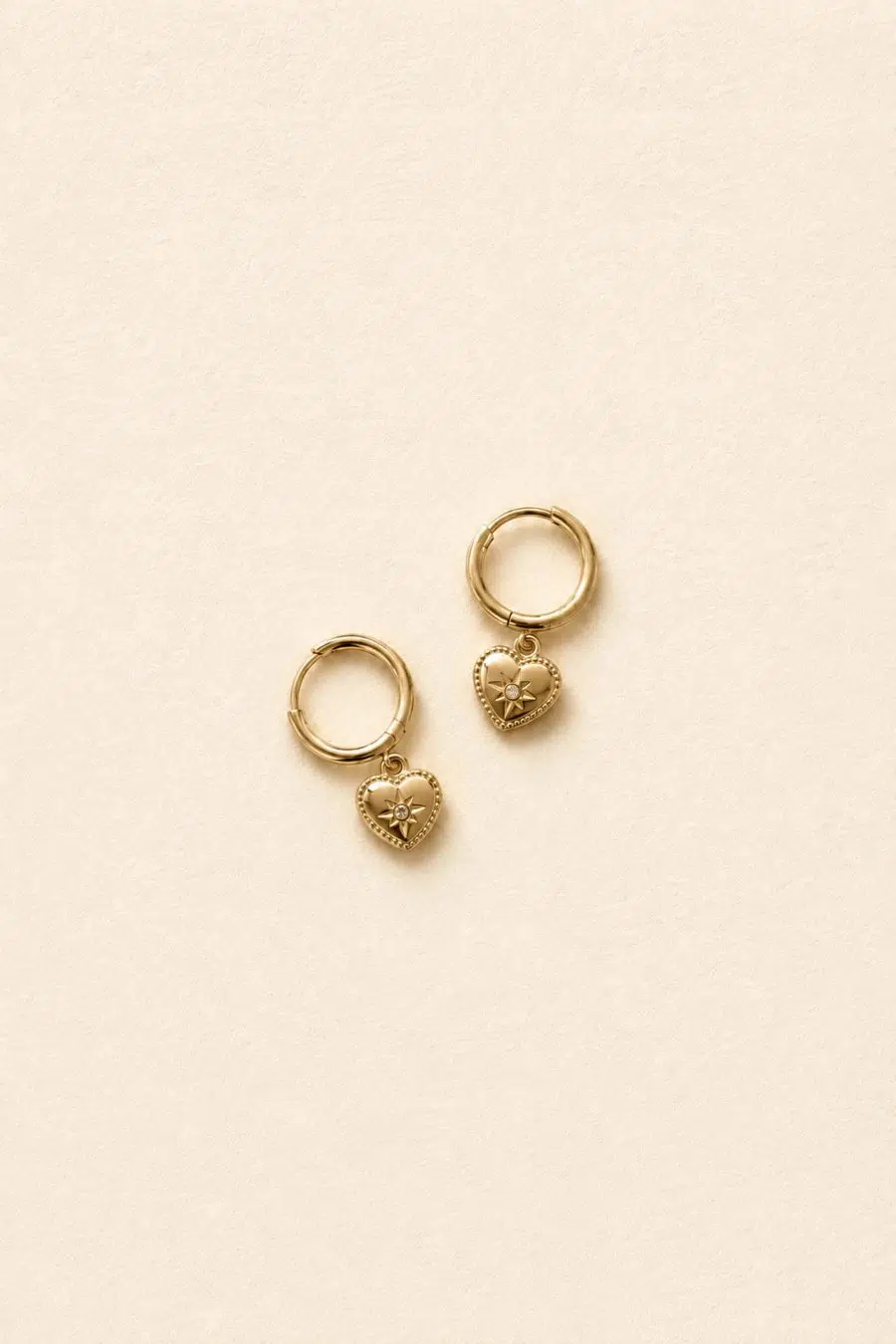 Boucles d'oreilles mini Elva Sahoma dorées ornée d'un pendentif forme coeur sacré