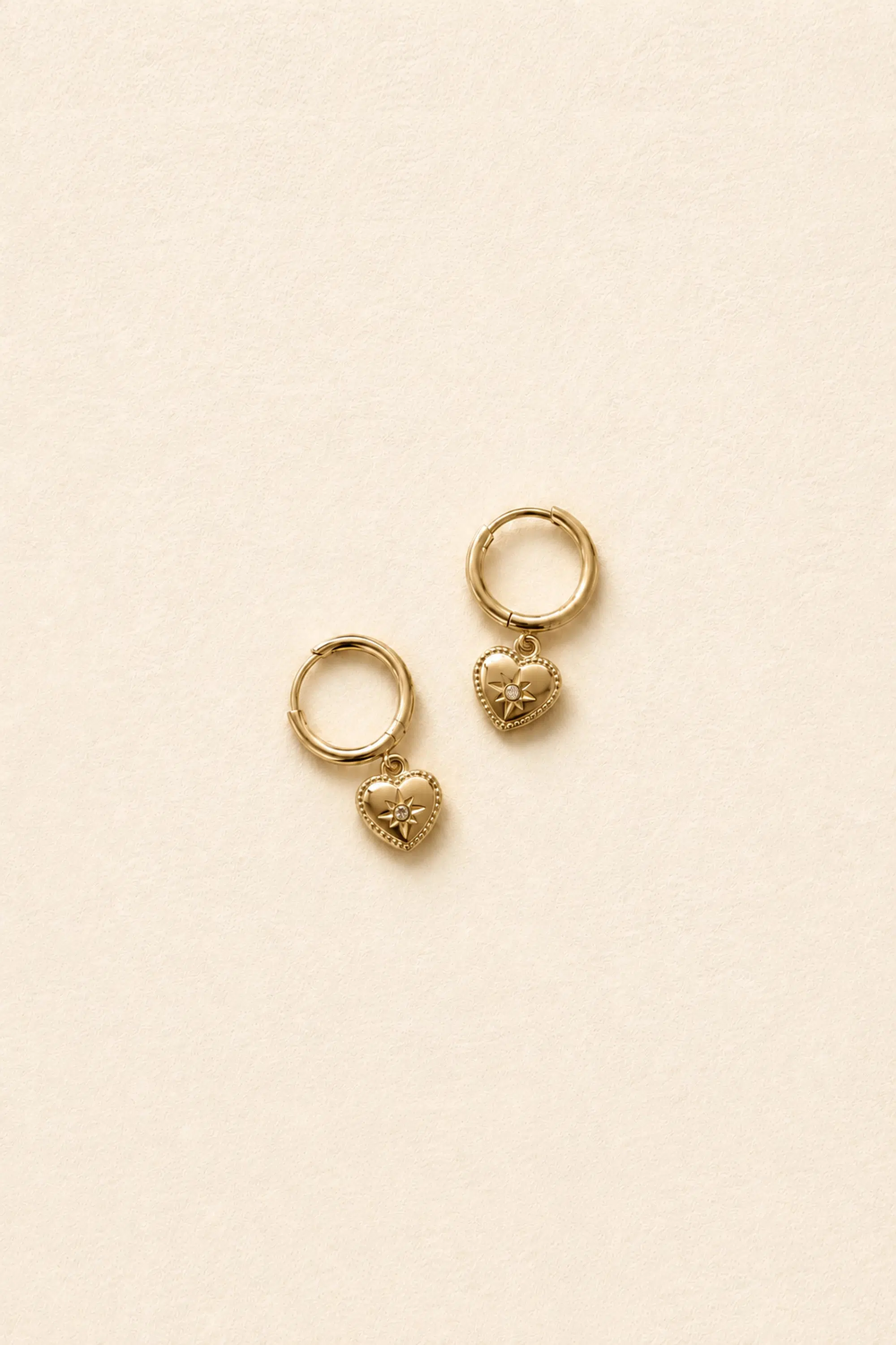boucles-oreilles-elva-dorees-packshot-sahoma-00004 Boucles d'oreilles mini Elva Sahoma dorées ornée d'un pendentif forme coeur sacré