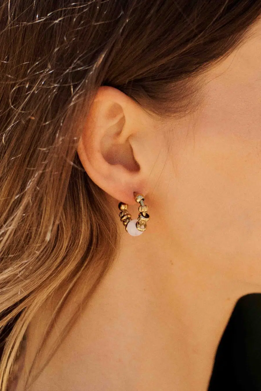 Petites boucles d'oreilles créoles perles asymétriques blanches et dorées
