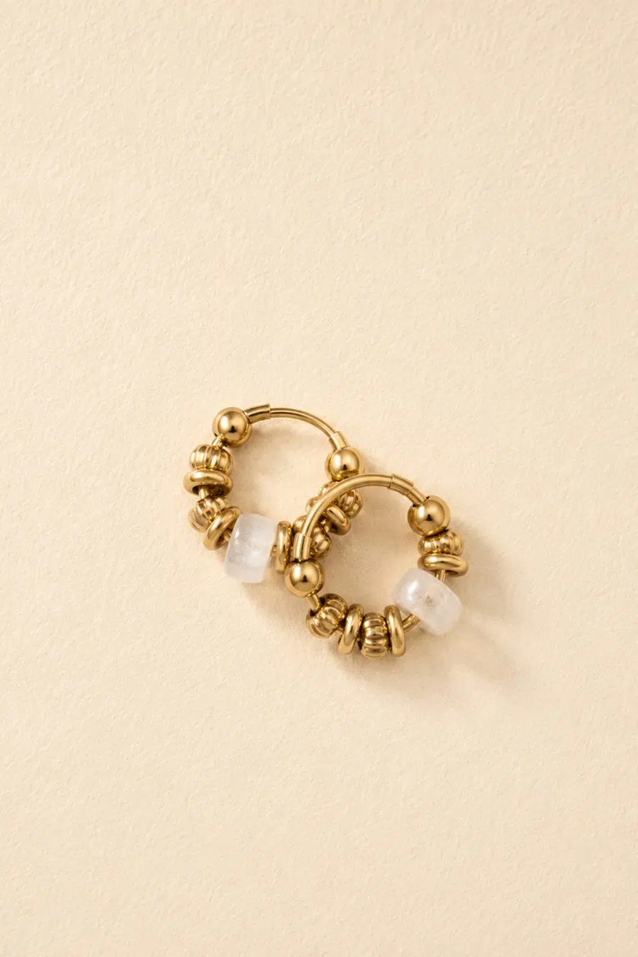 Petites boucles d'oreilles créoles perles asymétriques blanches et dorées
