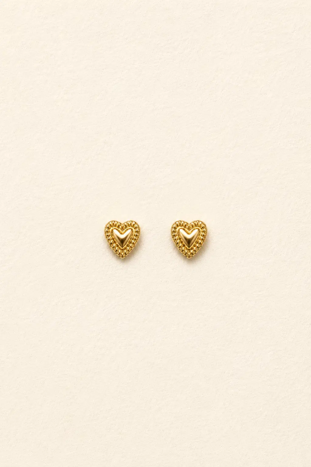 Boucles d’oreilles femme puces formes coeur dorées