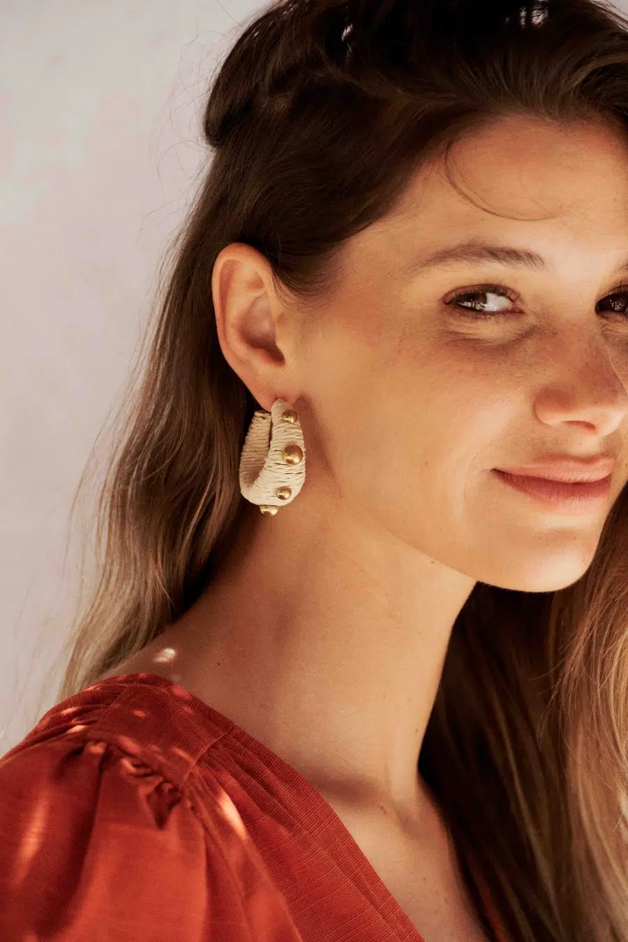 Boucles d'oreilles créoles épaisses - effet raphia et perles dorées
