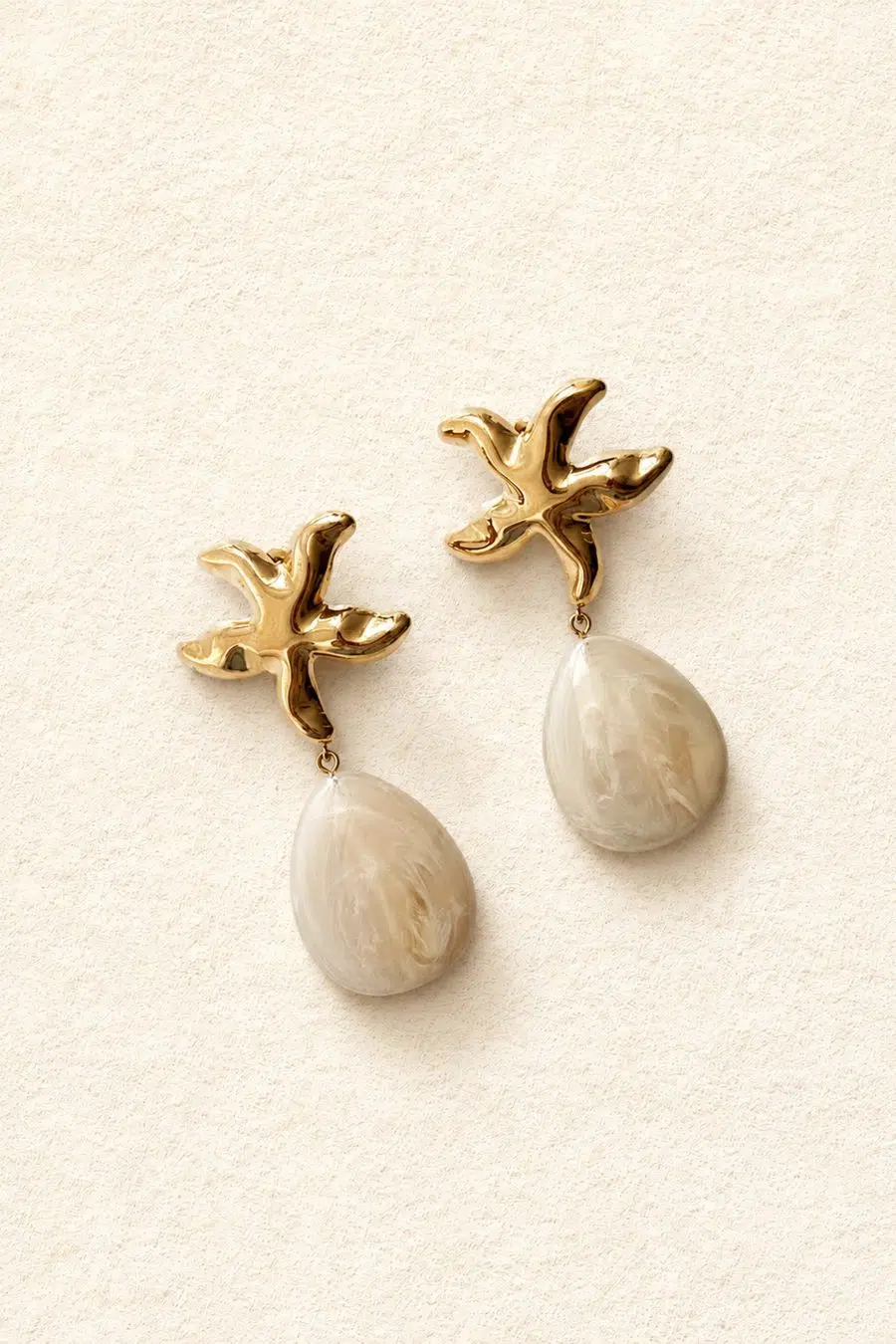Boucles d'oreilles pendantes accroche étoile de mer et goutte ovale beige