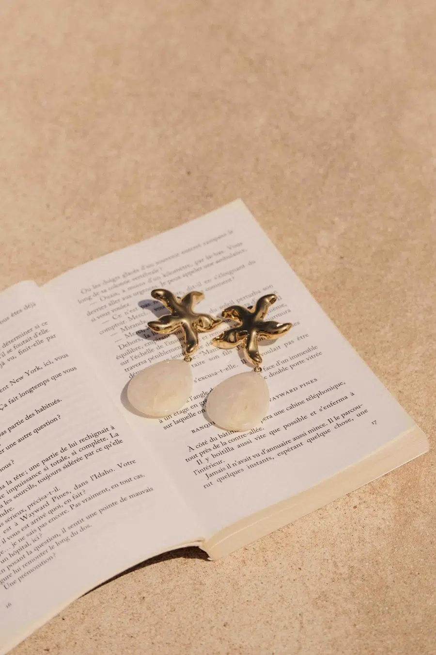 Boucles d'oreilles pendantes accroche étoile de mer et goutte ovale beige