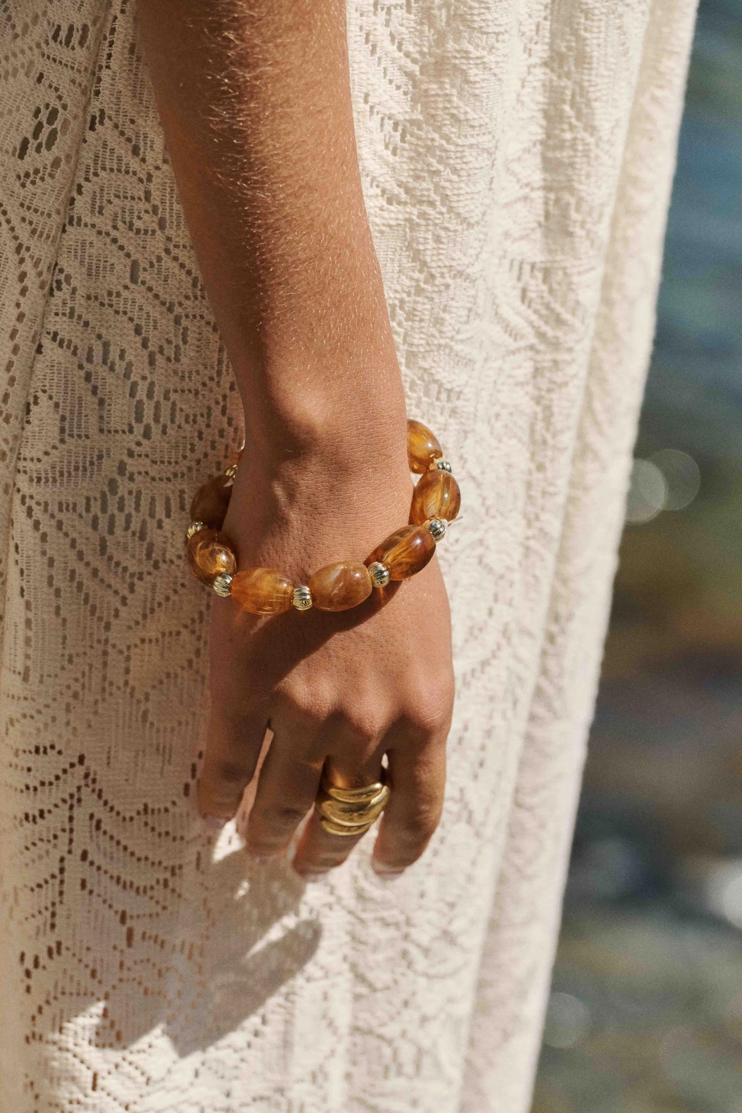 Bracelet Lison Sahoma aux grosses perles ovales ambrées montées sur élastique