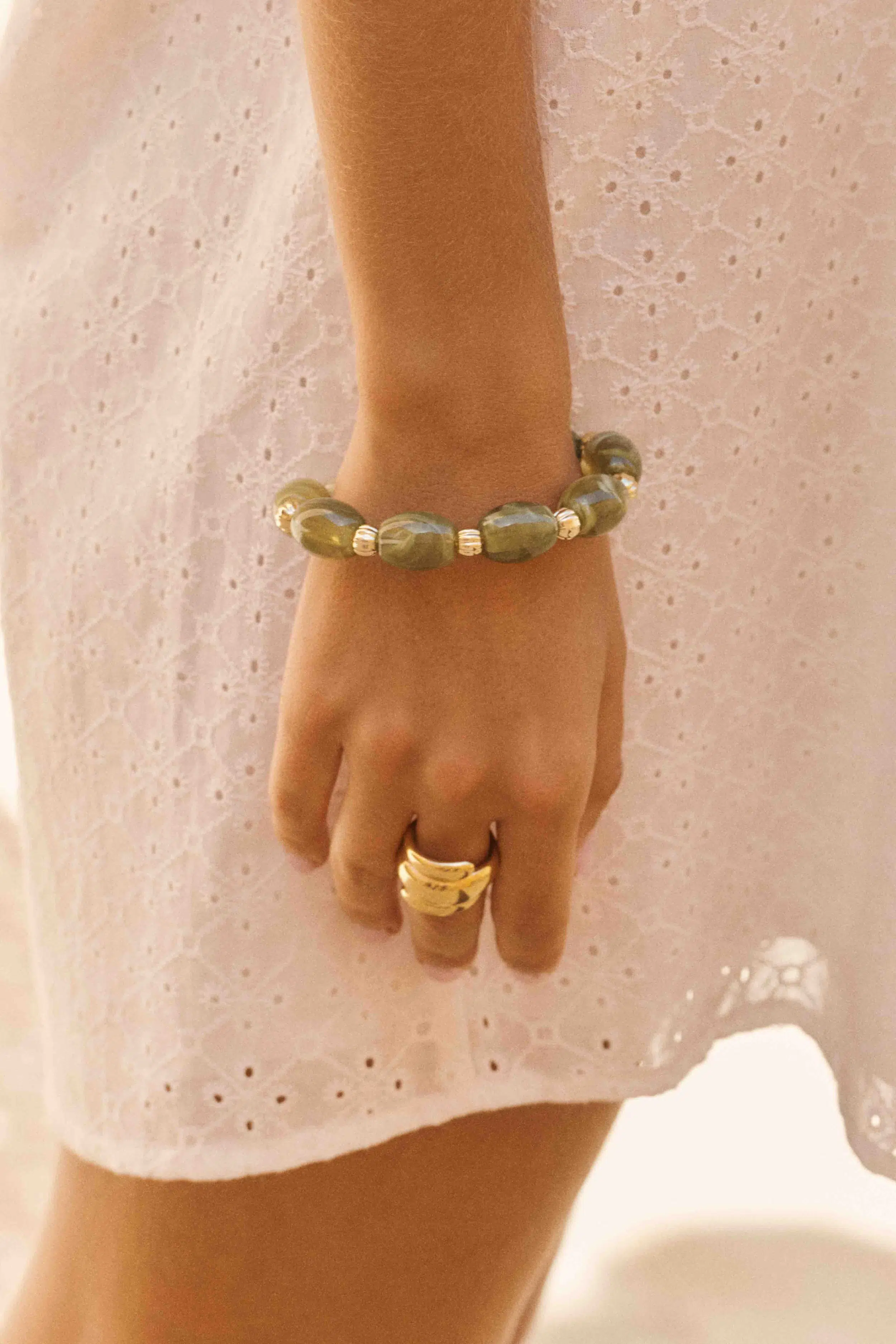 bracelet-lison-vert-sahoma-00003 Bracelet Lison Sahoma aux grosses perles ovales vertes kaki montées sur élastique