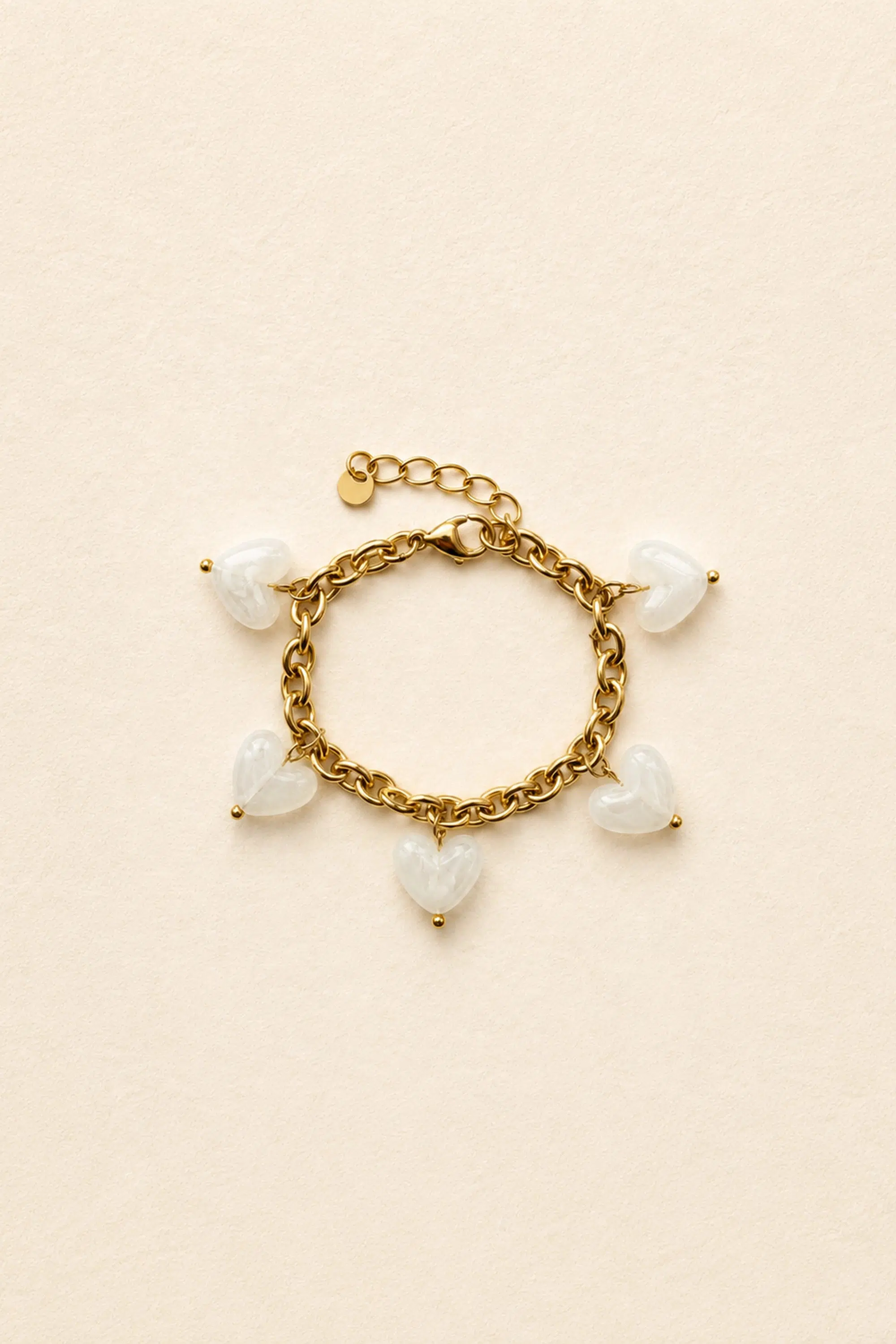 bracelet-rosinda-blanc-packshot-sahoma-00001 Bracelet pour femme à maillons chunky et charms en forme de coeur blanc