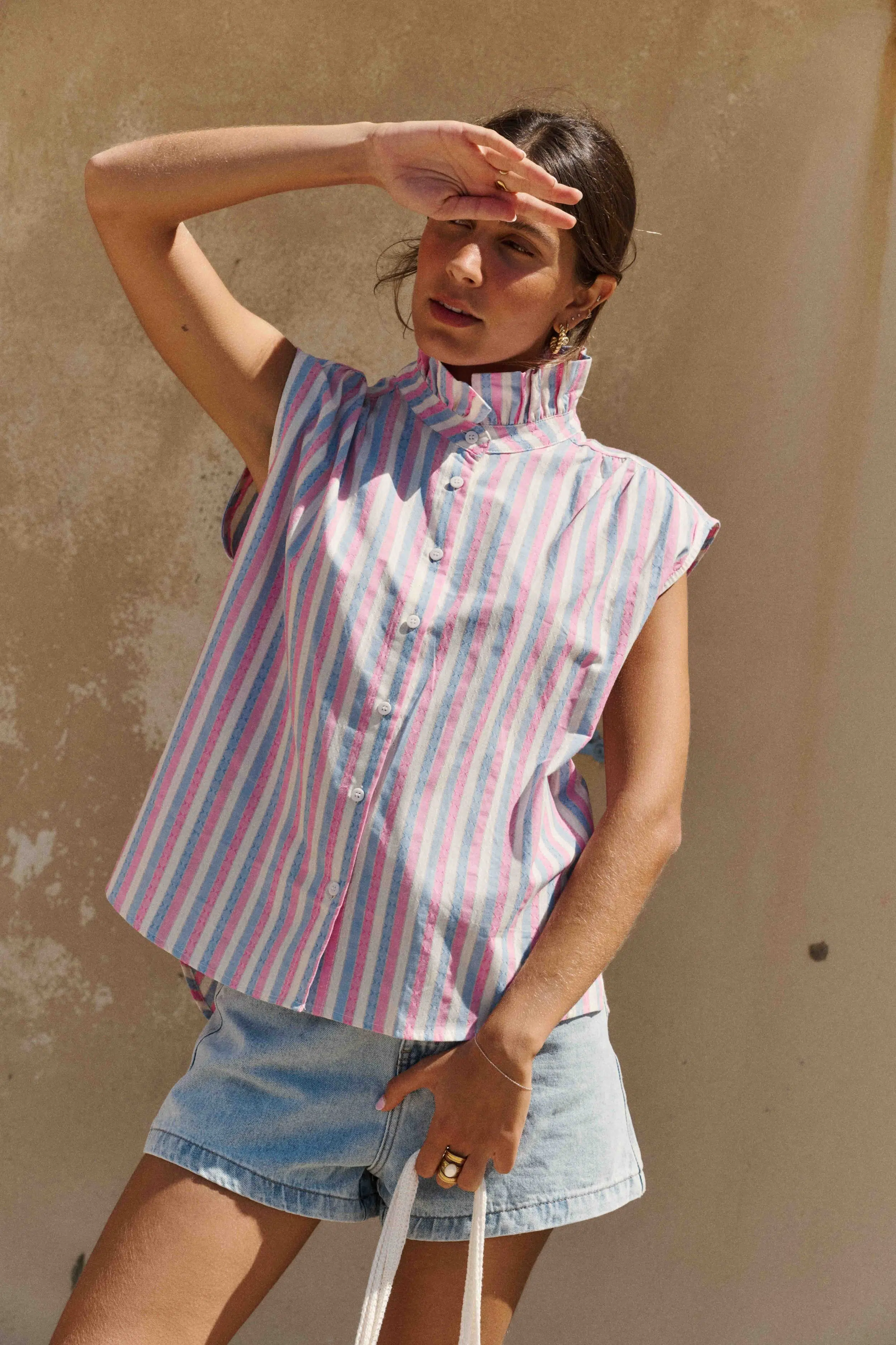 chemise-elora-sans-manches-sahoma-00001 Chemise Elora Sahoma rayée bleu, blanc et rose, sans manches, portée avec un jean bleu foncé