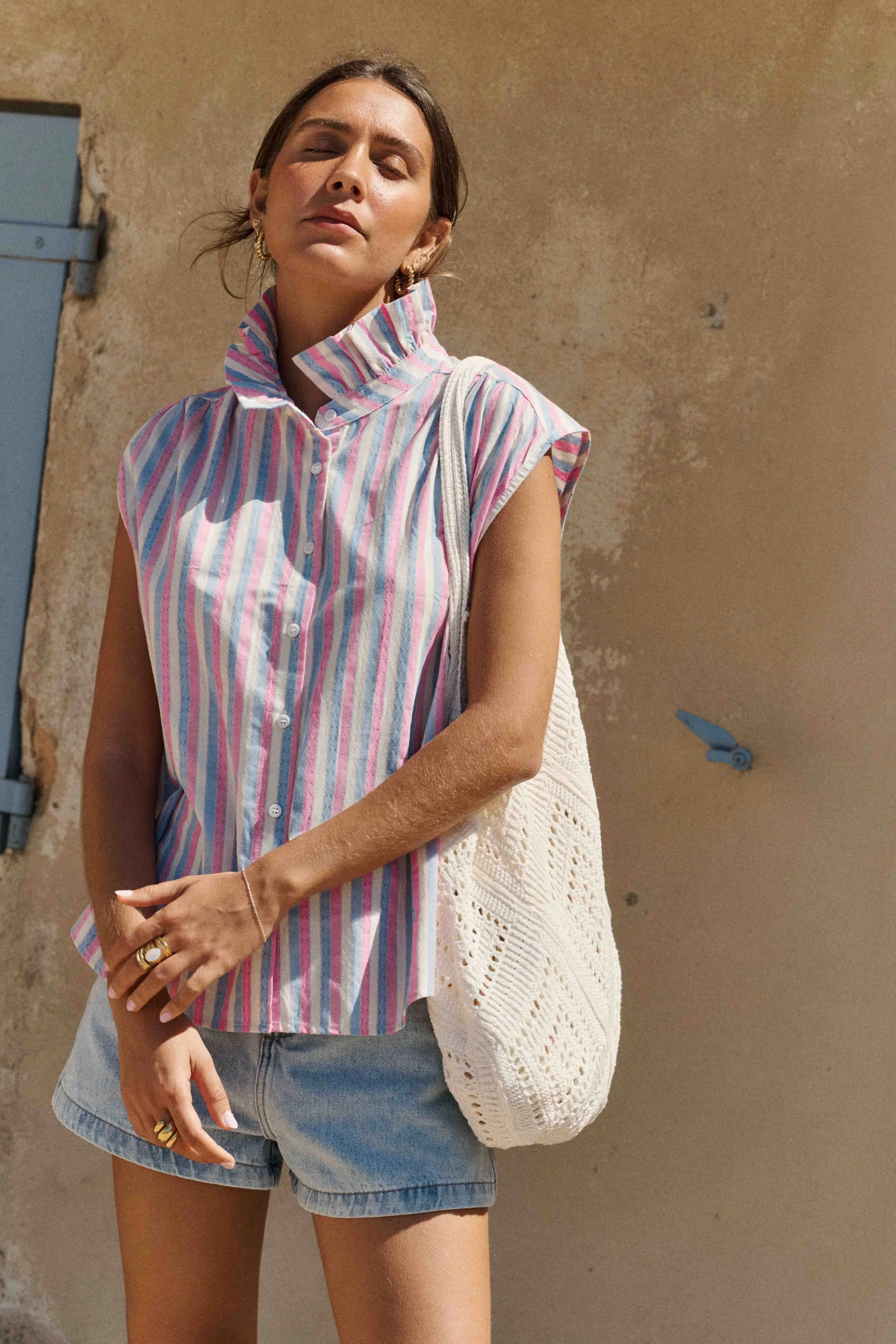 chemise-elora-sans-manches-sahoma-2 Chemise Elora Sahoma rayée bleu, blanc et rose, sans manches, portée avec un jean bleu foncé