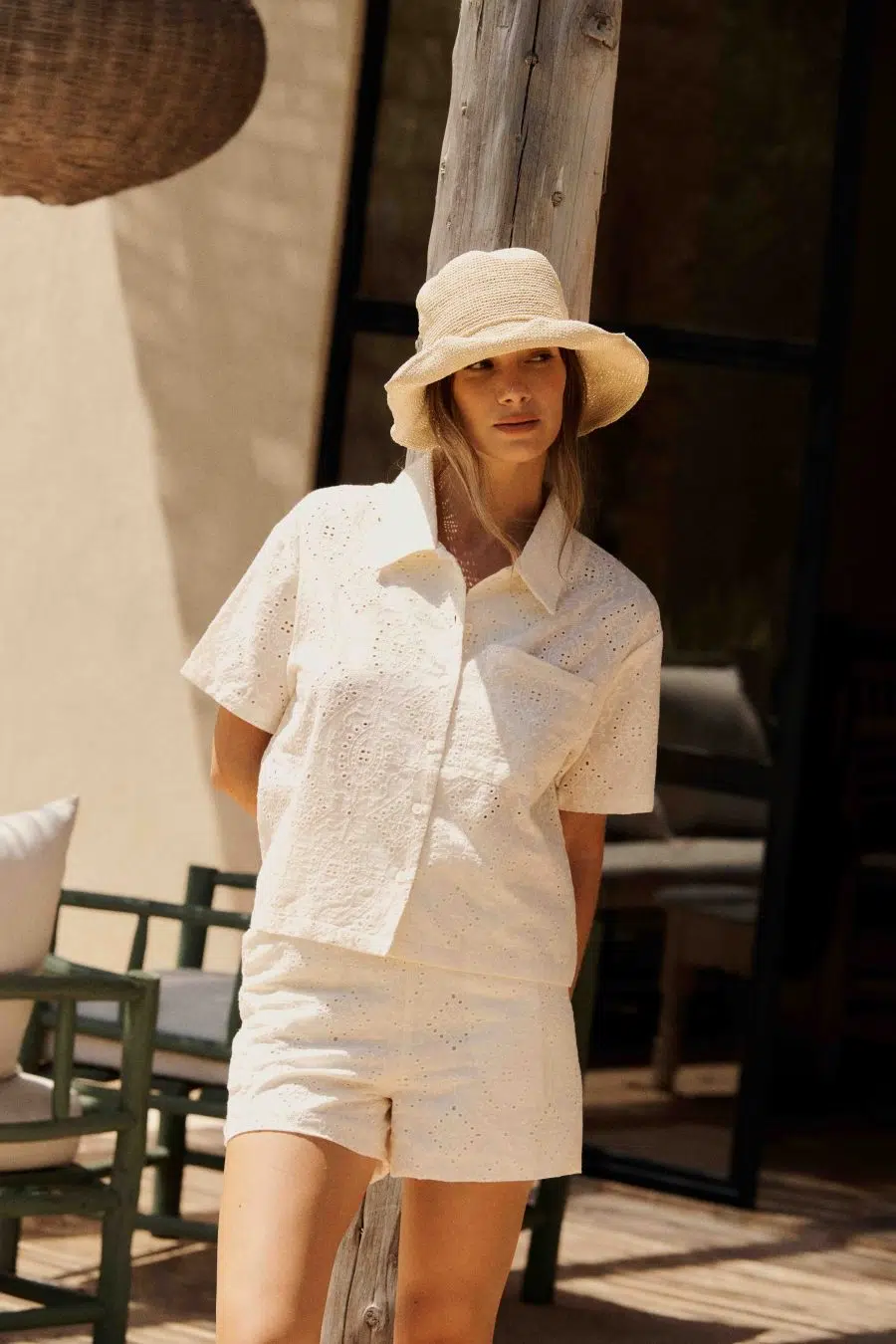 Chemise femme écrue à broderie fleurie ton sur ton - col rond à dentelle - manches courtes