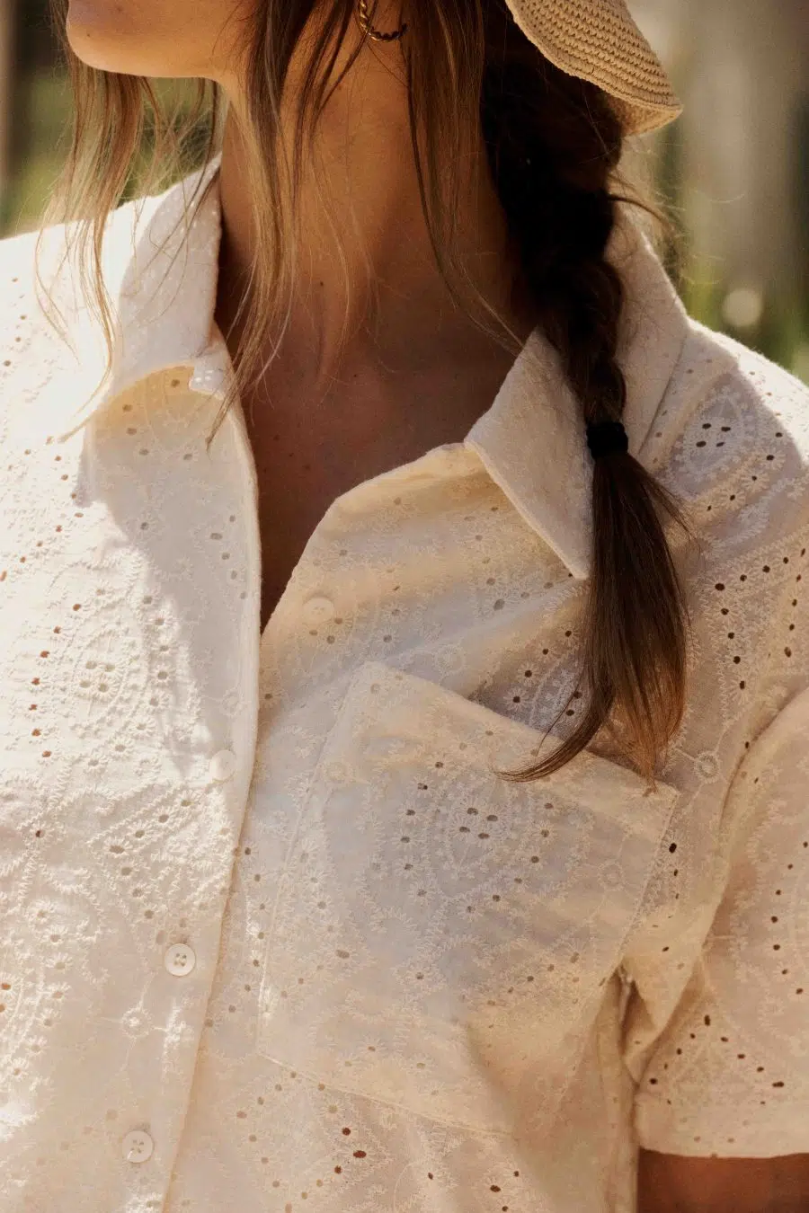 Chemise femme écrue à broderie fleurie ton sur ton - col rond à dentelle - manches courtes