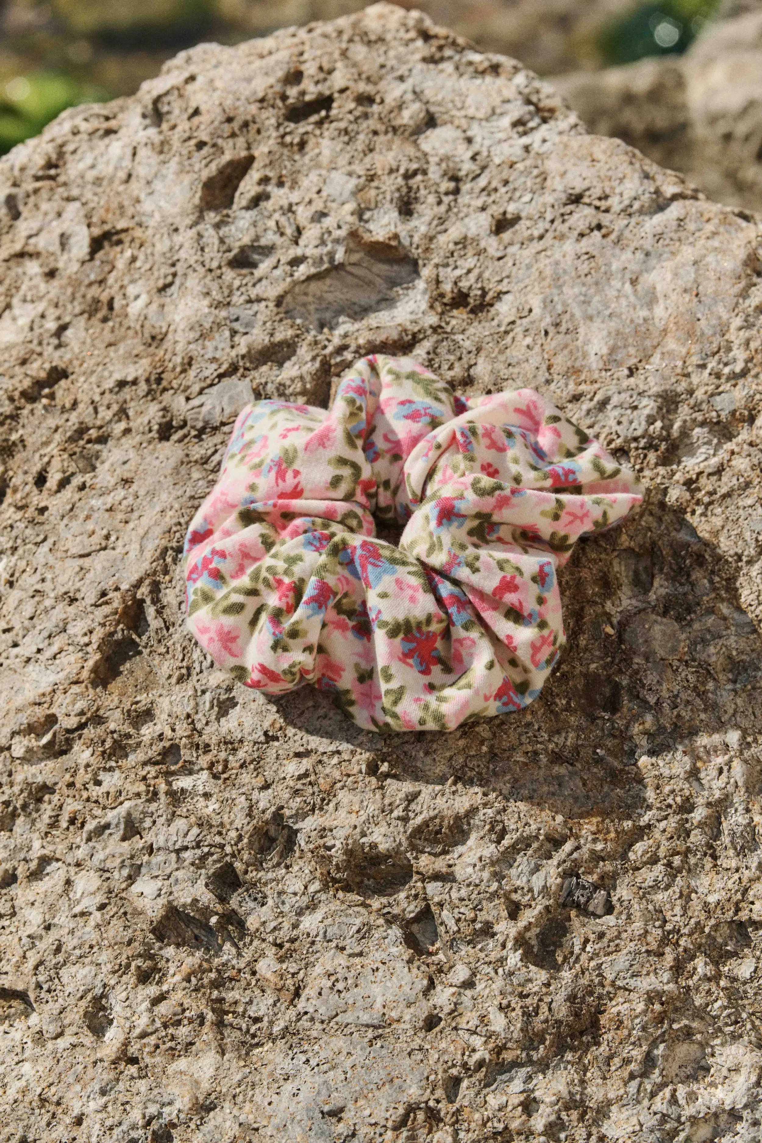 chouchou-flores-fleuri-sahoma-2 Chouchou Flores Sahoma pour cheveux imprimé fleuri en tissu