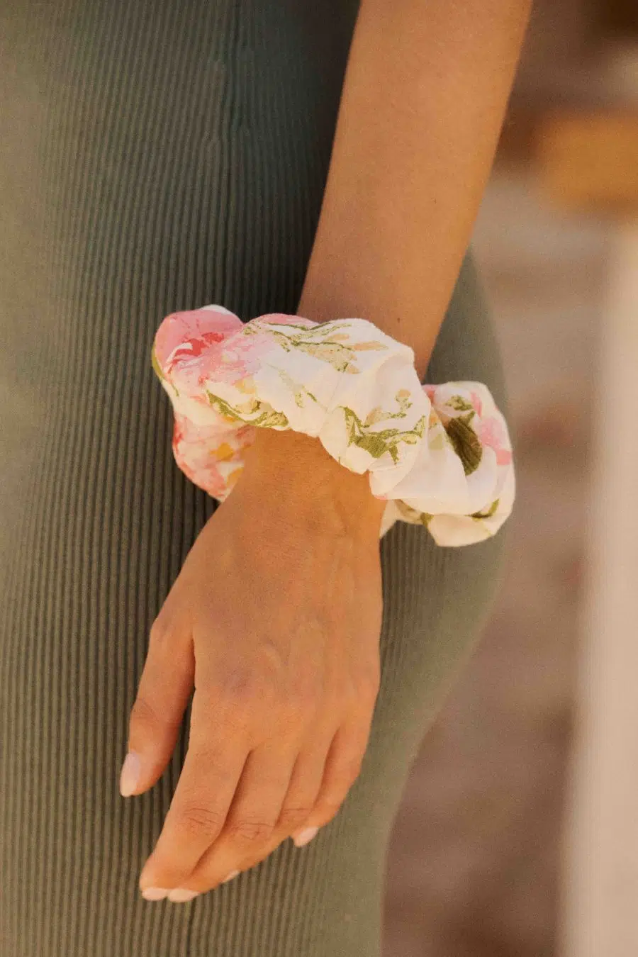 Chouchou femme en tissu - imprimé fleuri multicolore - accessoire pour cheveux