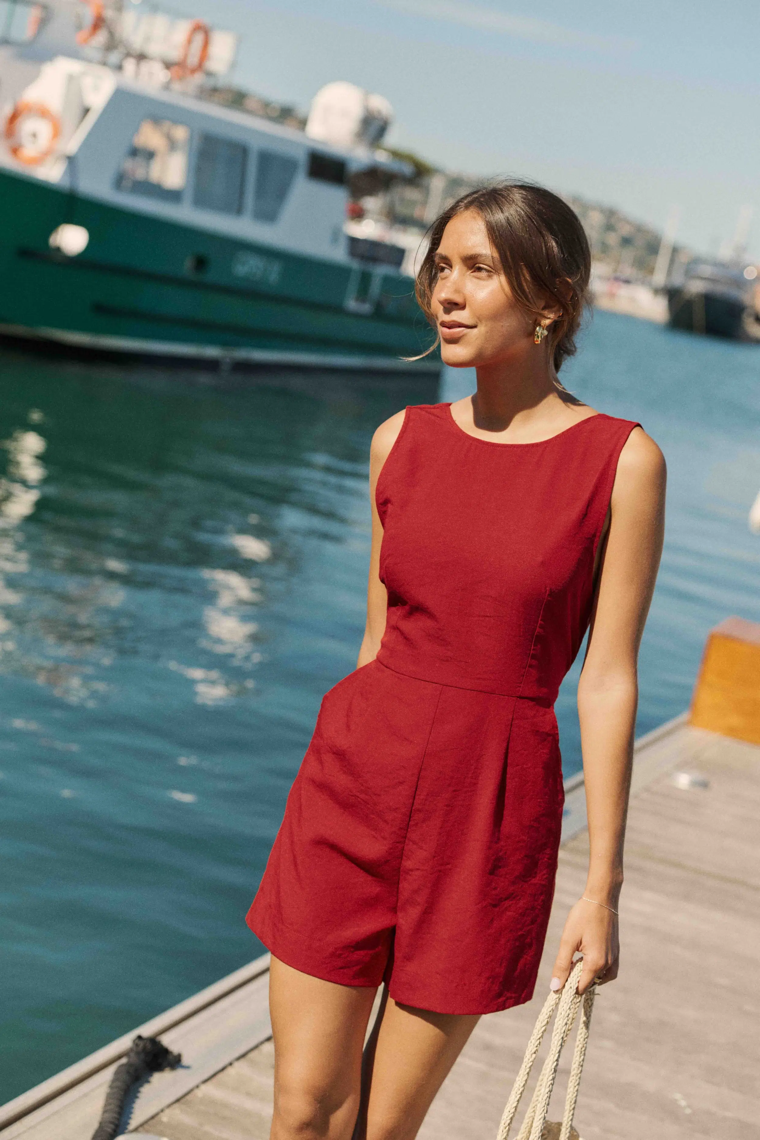 combishort-barbara-rouge-sahoma-00001 Combishort rouge sans manches - noeud au dos