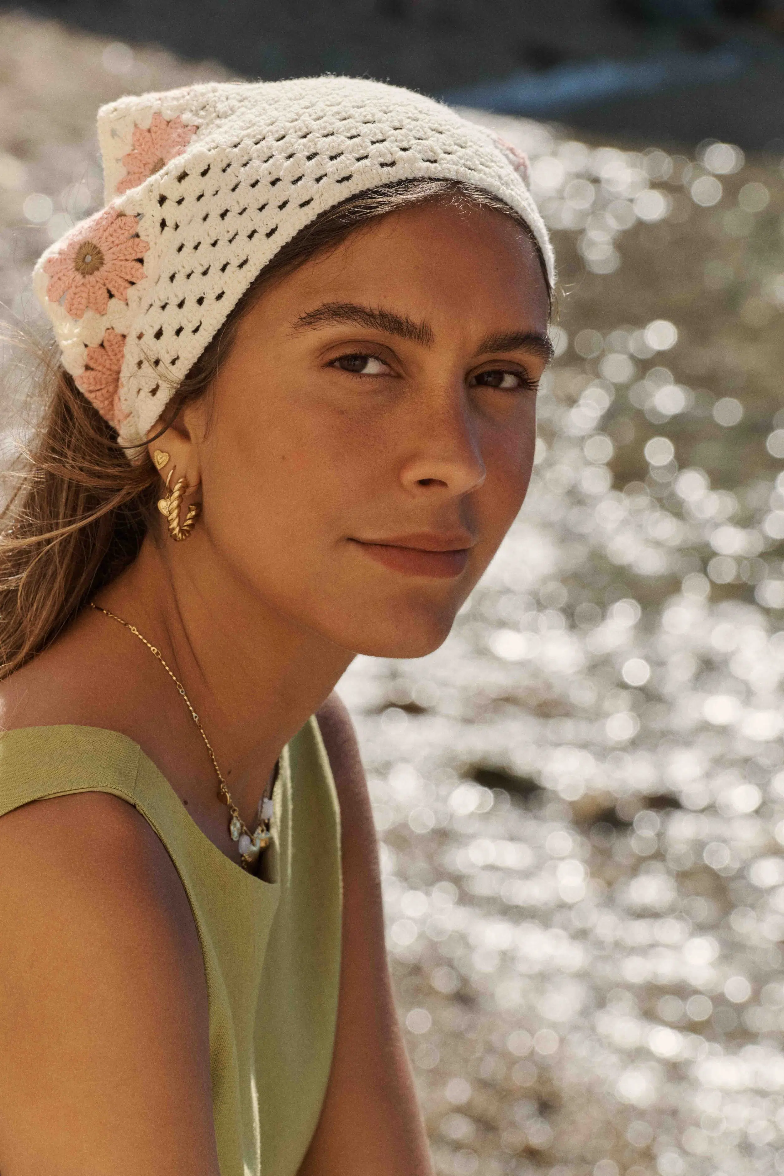 Foulard triangle femme en crochet beige avec fleurs roses – accessoire cheveux