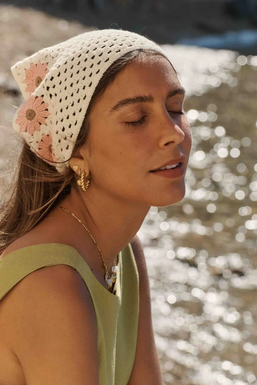 Foulard triangle femme en crochet beige avec fleurs roses – accessoire cheveux