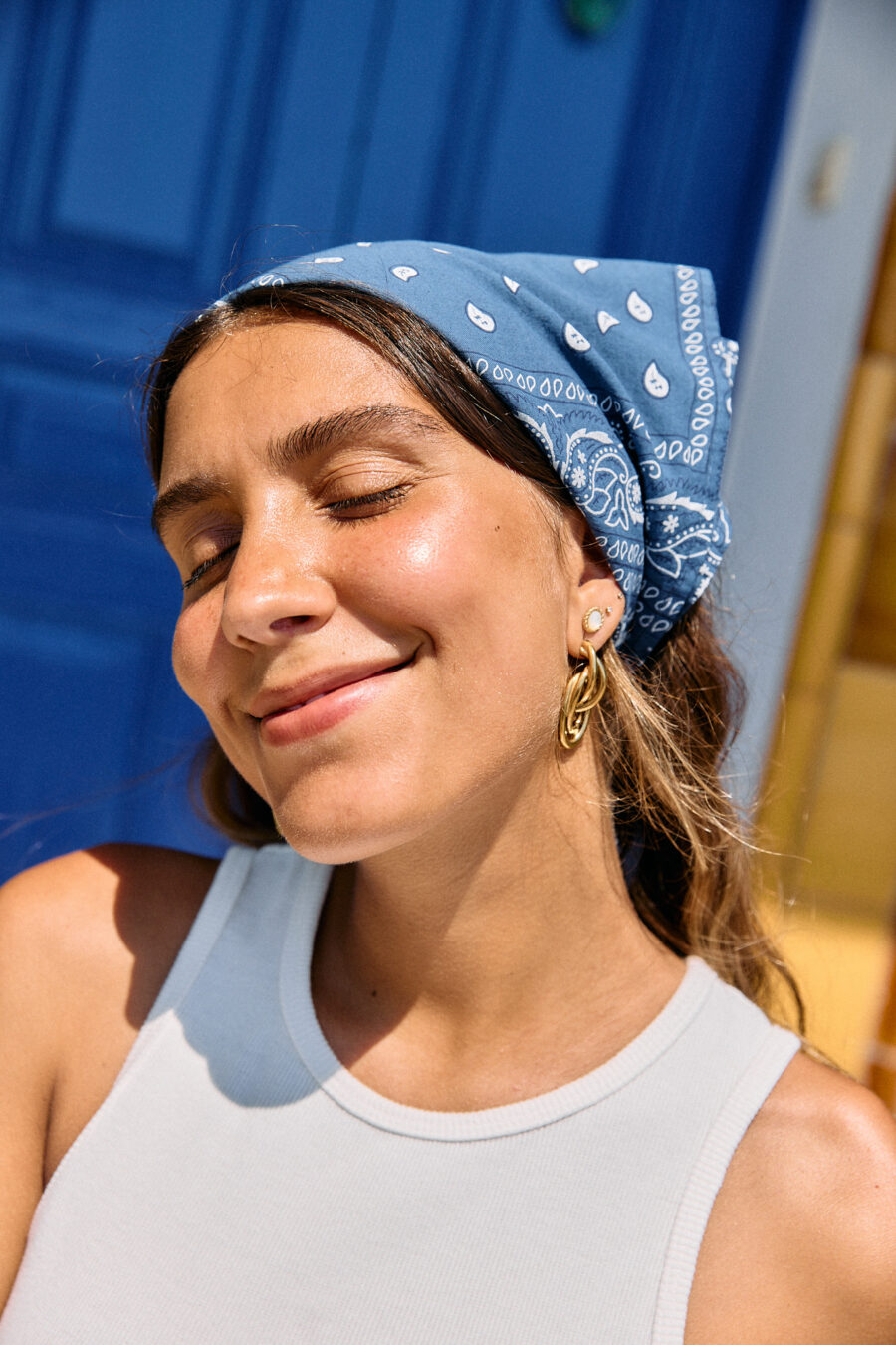Foulard femme bleu marine et blanc imprimé bandana fleuri