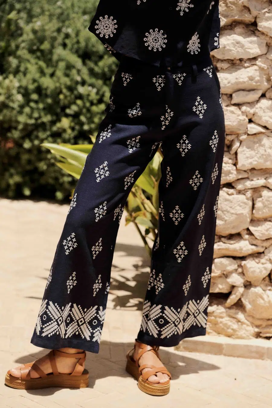 Pantalon femme bleu marine Arven - broderie blanche - coupe droite - Sahoma