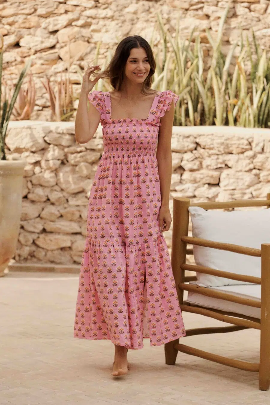 Robe longue smockée à bretelles fluide rose imprimé fleuri - finitions volants - col carré