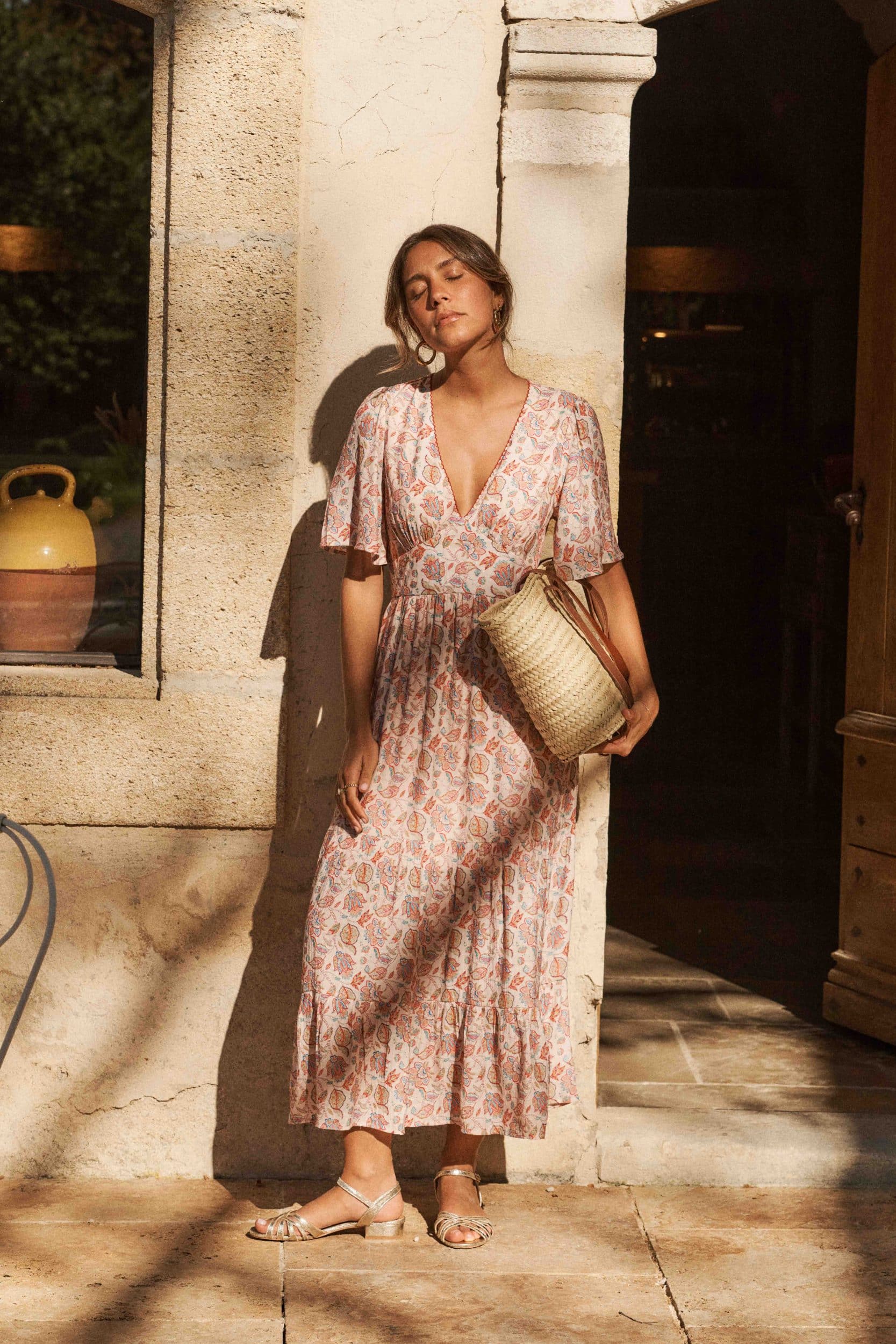 Robe longue fluide à volants - imprimé fleuri - dos nu - col V et manches papillons