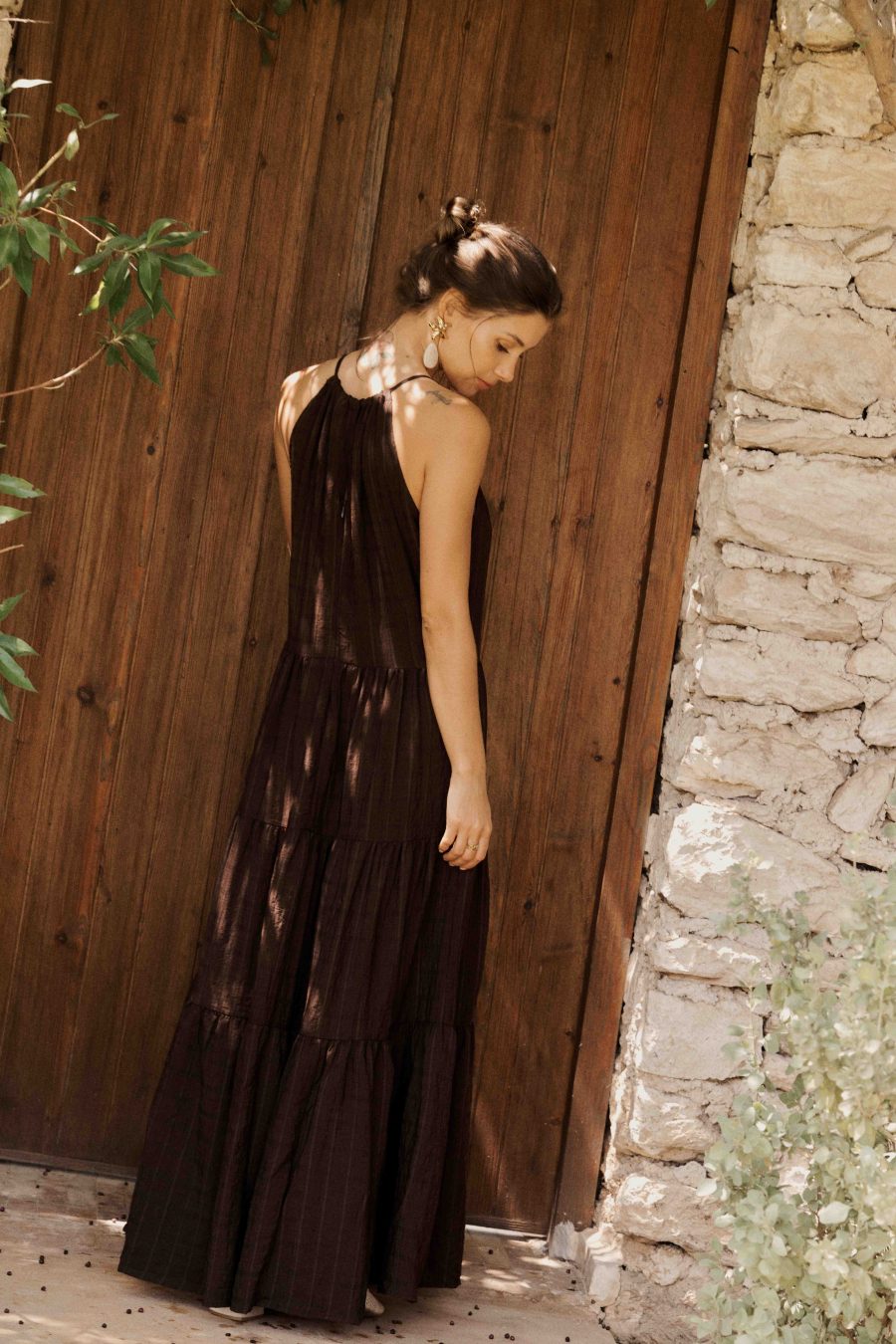 Robe longue marron à fines bretelles - sans manches - col carré - coupe ample