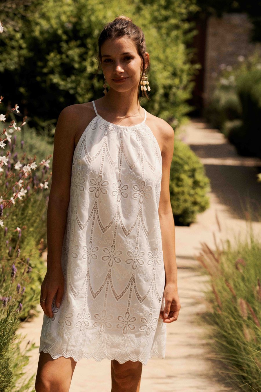 Robe courte blanche en dentelle - col américain sans manches