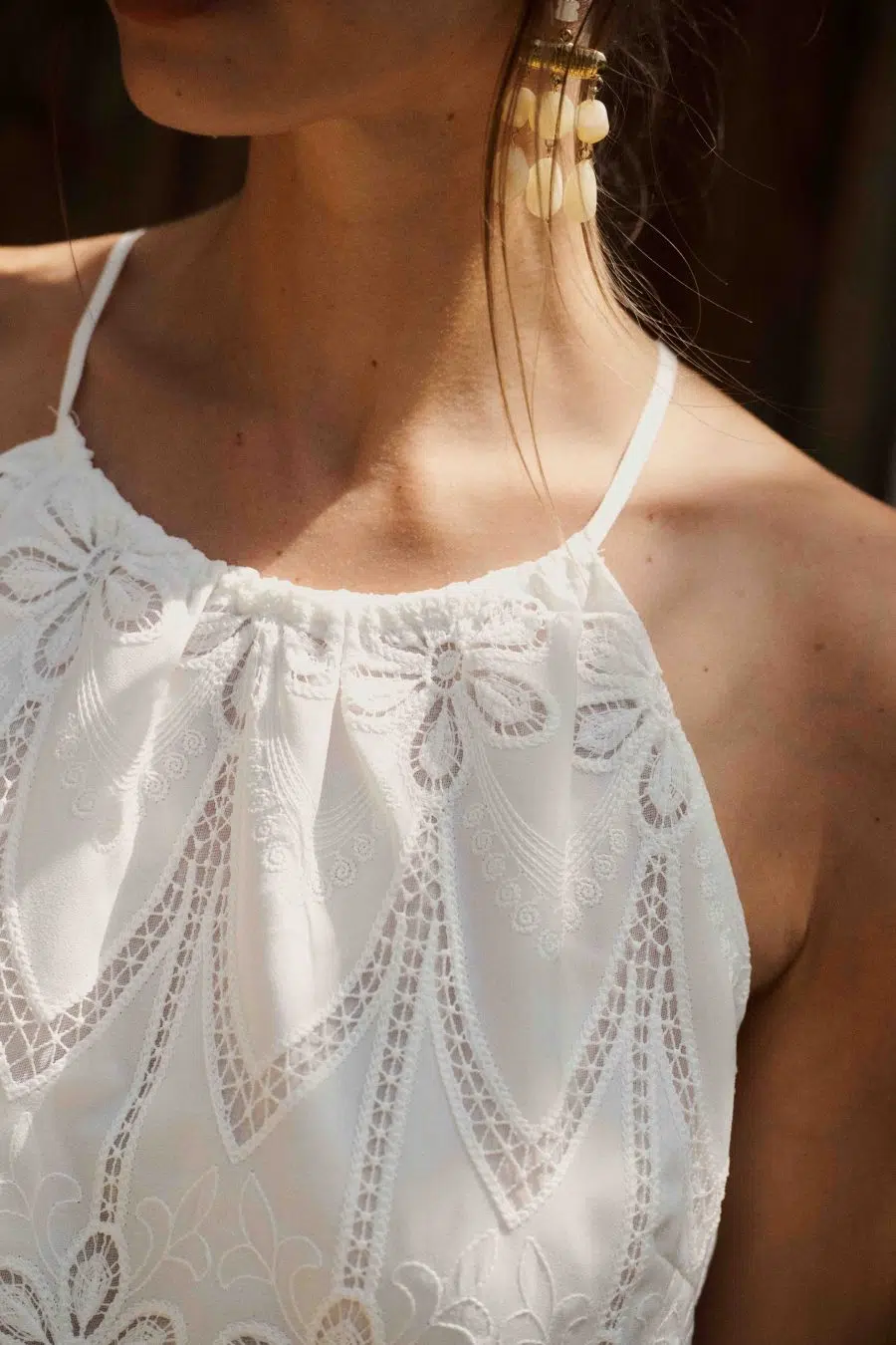 Robe courte blanche en dentelle - col américain sans manches