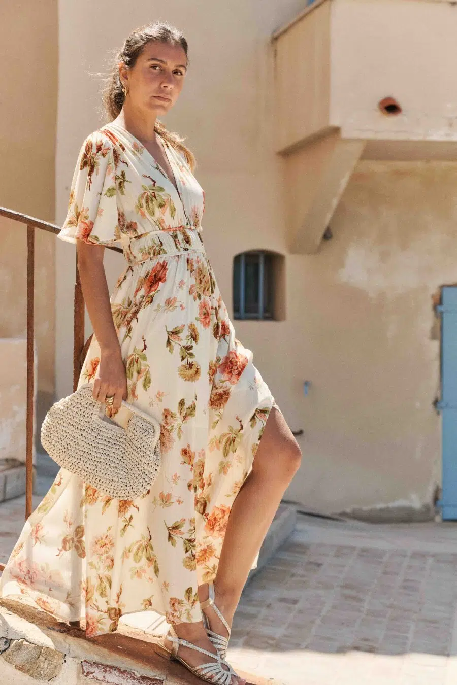 Robe femme longue fleurie blanc et orange - taille élastique - col V - manches courtes papillons