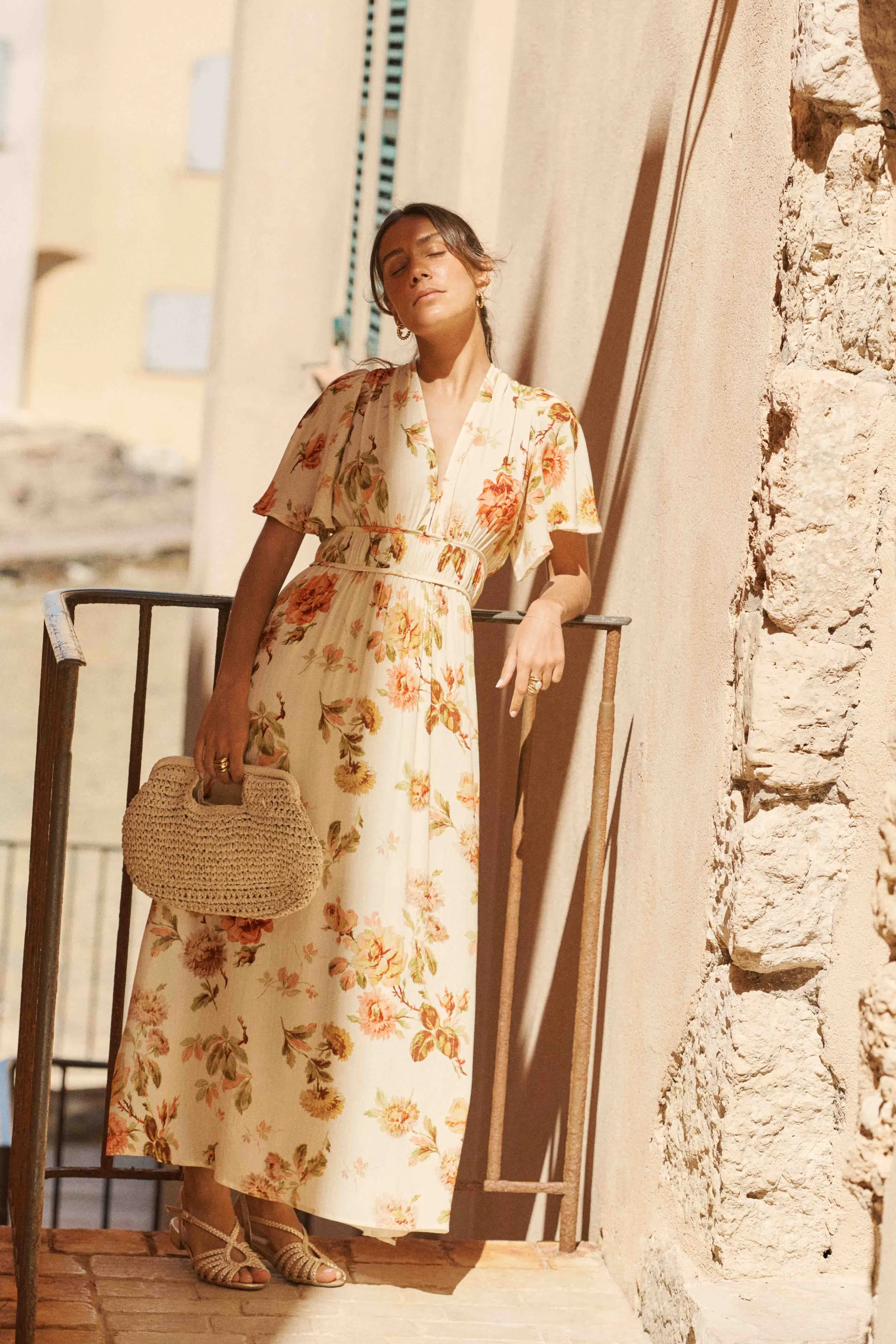 robe-carmine-fleurie-sahoma-00003 Robe femme longue fleurie blanc et orange - taille élastique - col V - manches courtes papillons