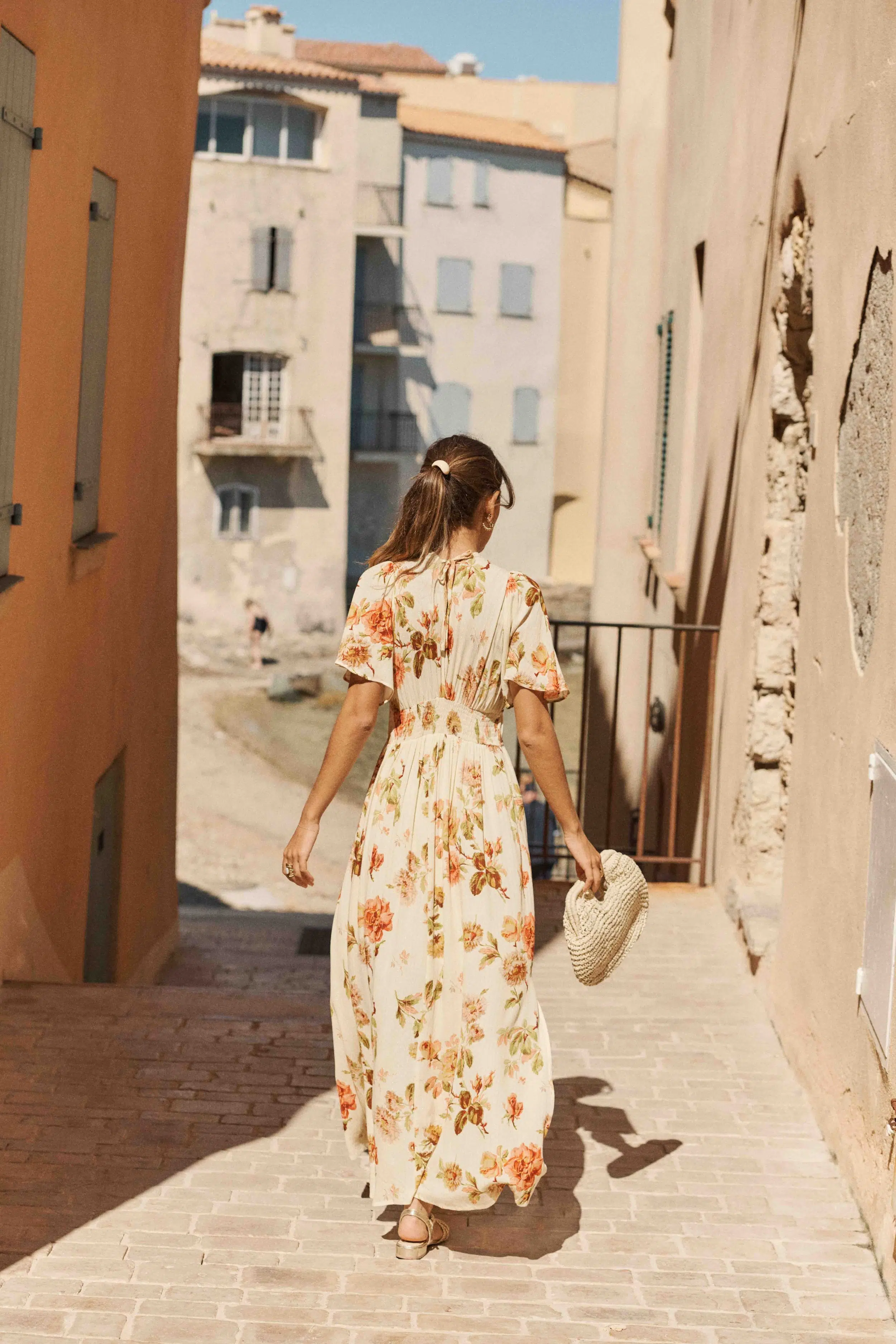 robe-carmine-fleurie-sahoma-00005 Robe femme longue fleurie blanc et orange - taille élastique - col V - manches courtes papillons