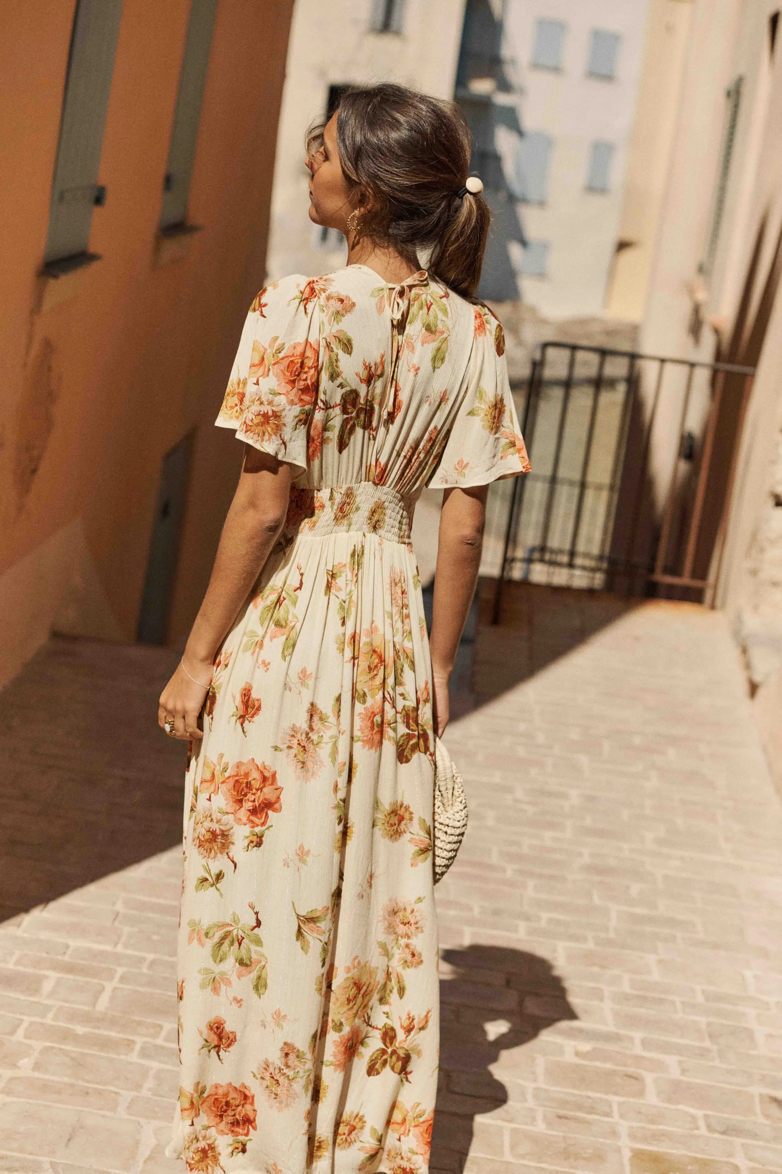 robe-carmine-fleurie-sahoma-00007 Robe femme longue fleurie blanc et orange - taille élastique - col V - manches courtes papillons