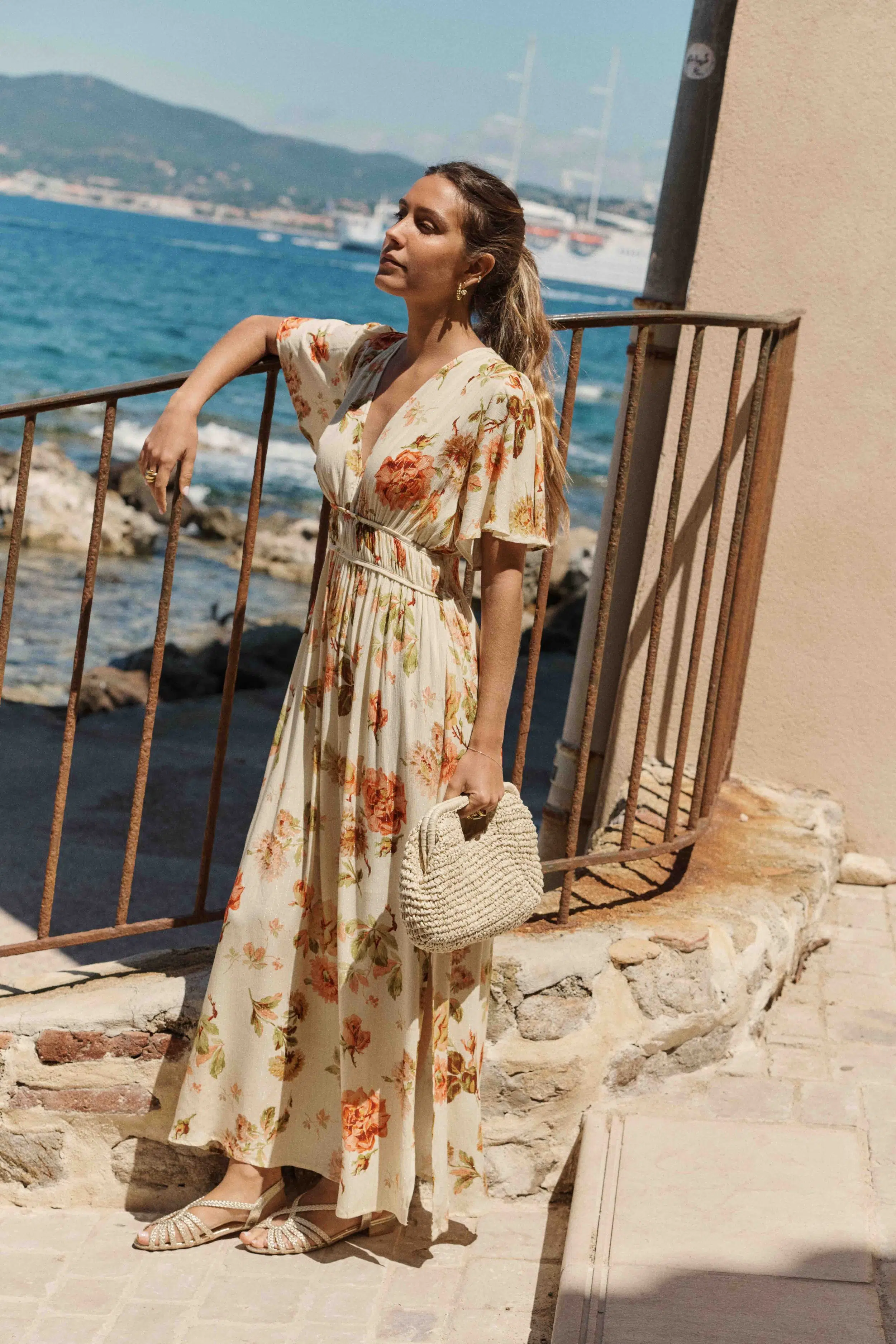 robe-carmine-fleurie-sahoma-00008 Robe femme longue fleurie blanc et orange - taille élastique - col V - manches courtes papillons