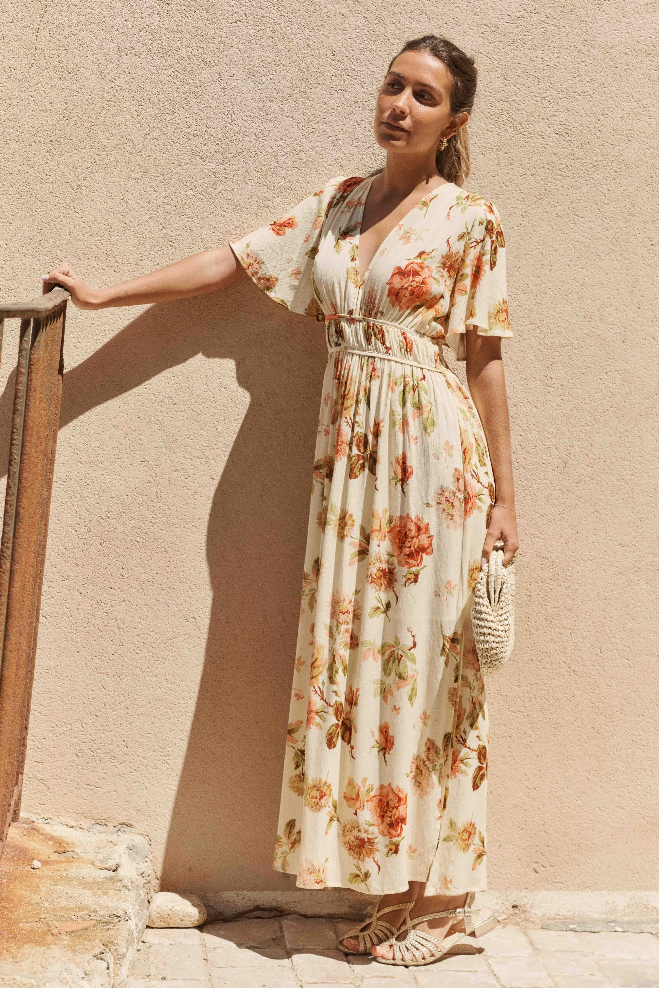 robe-carmine-fleurie-sahoma-00010 Robe femme longue fleurie blanc et orange - taille élastique - col V - manches courtes papillons