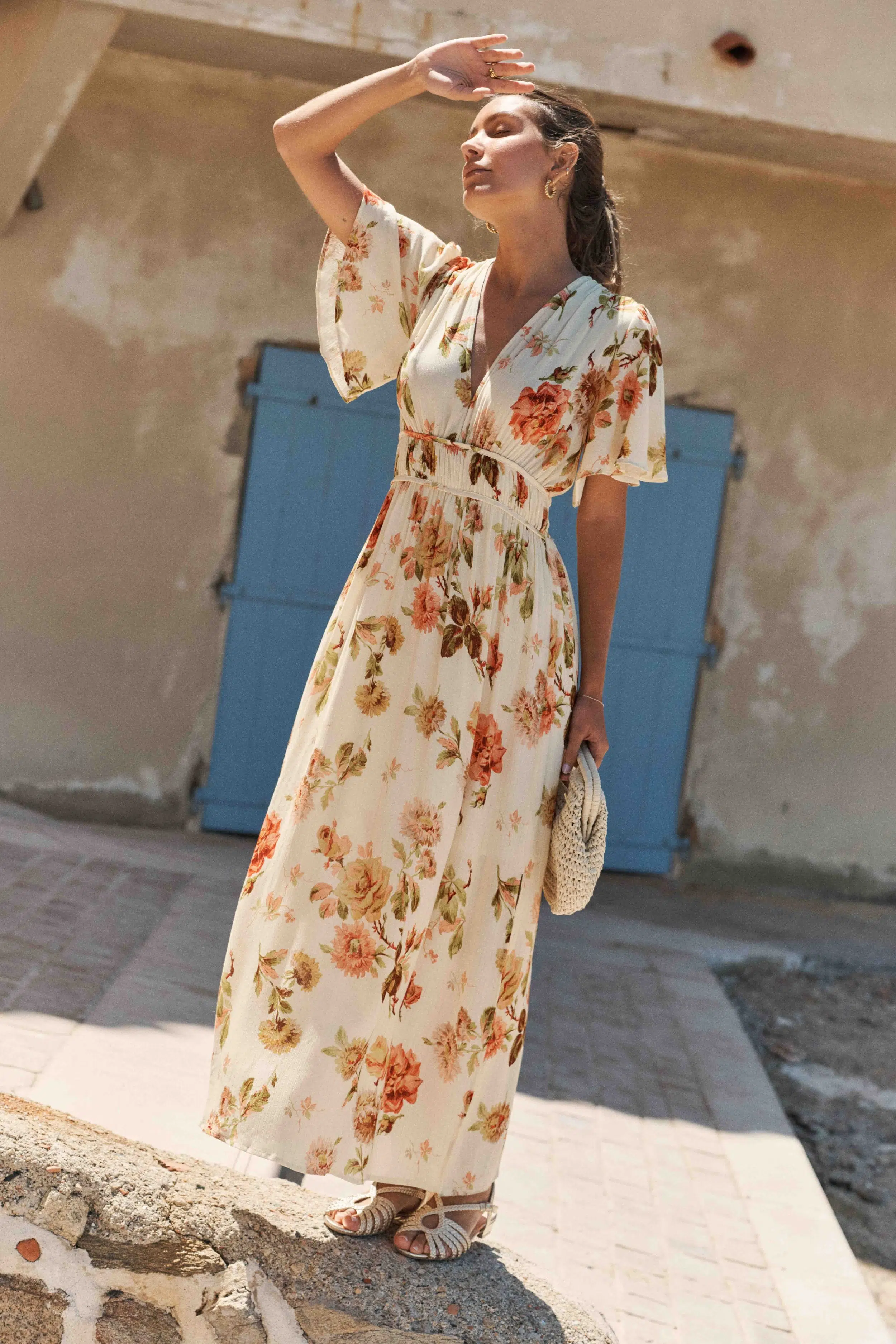 robe-carmine-fleurie-sahoma-00012 Robe femme longue fleurie blanc et orange - taille élastique - col V - manches courtes papillons