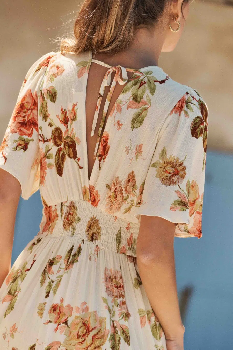 Robe femme longue fleurie blanc et orange - taille élastique - col V - manches courtes papillons