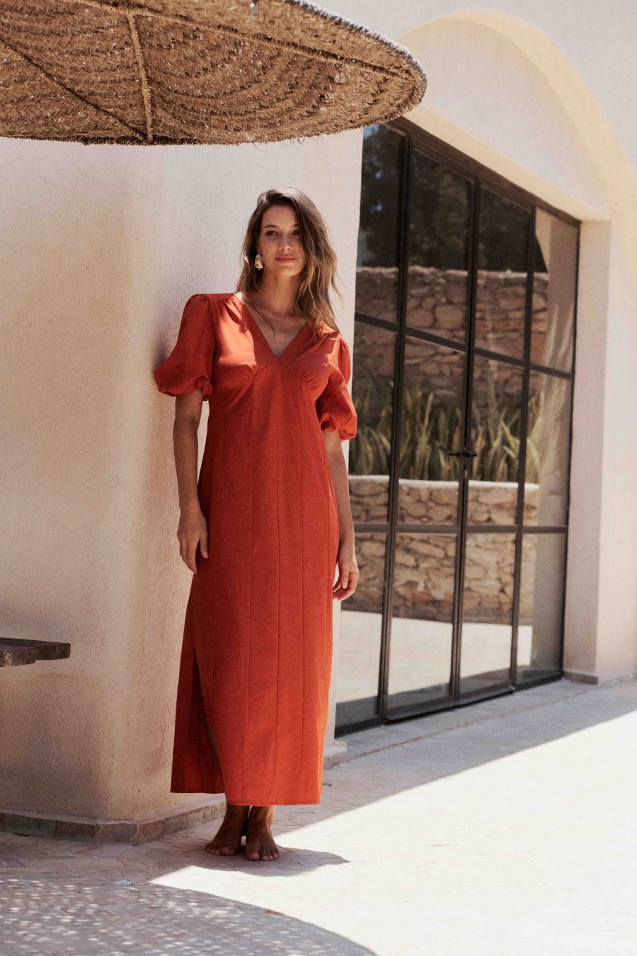 Robe longue terracotta avec décolleté en V et dos nu – Élégance fluide