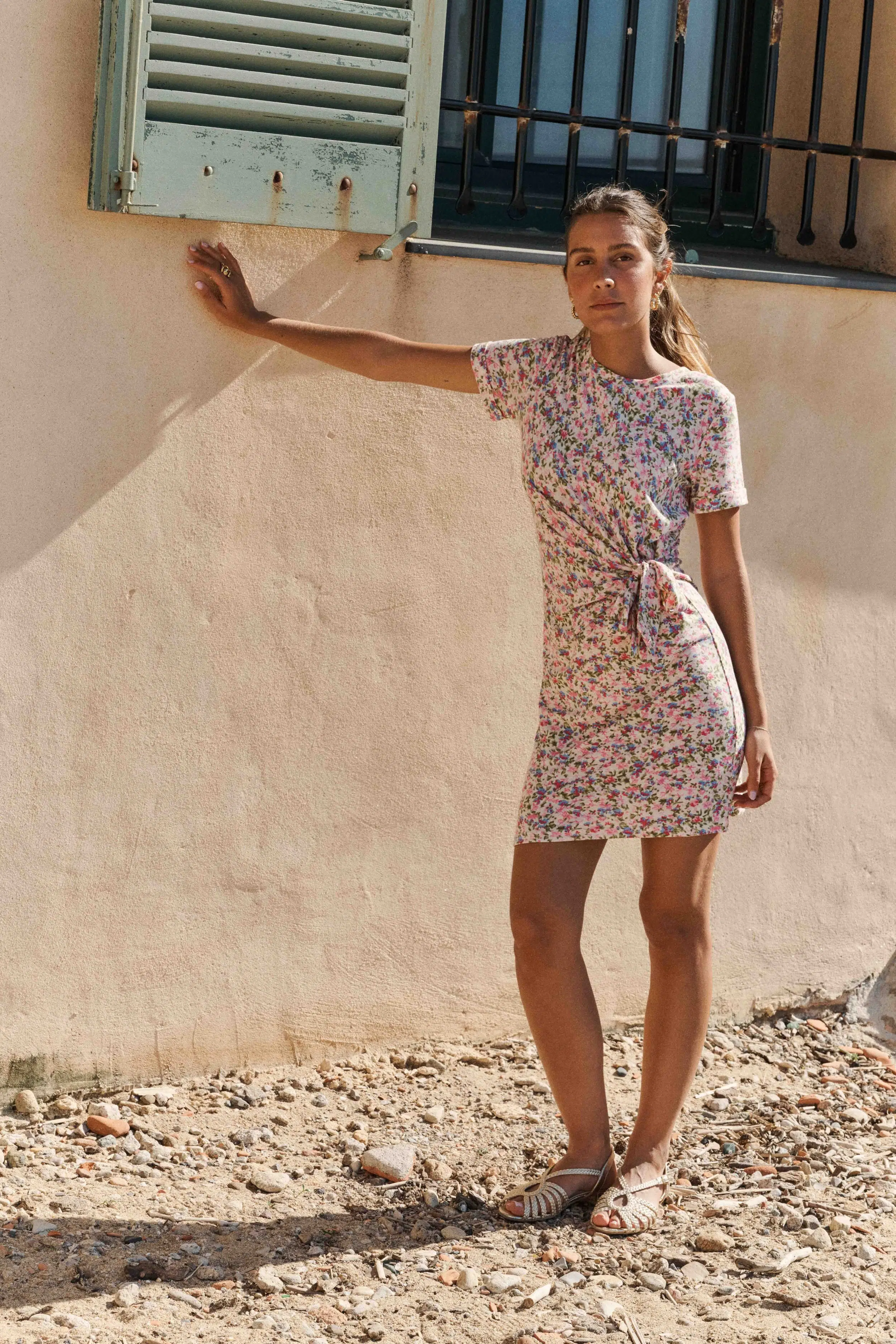 Robe Flores courte Sahoma fleuri noeud sur le côté manches courtes