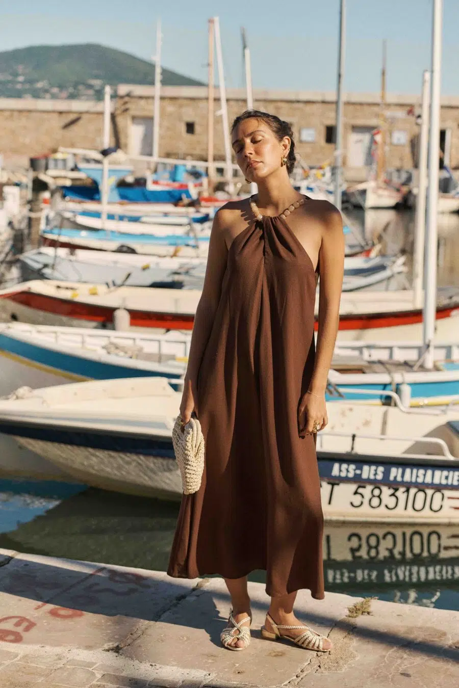 Robe longue en lin ample - marron - col américain bijoux grosses perles - sans manches