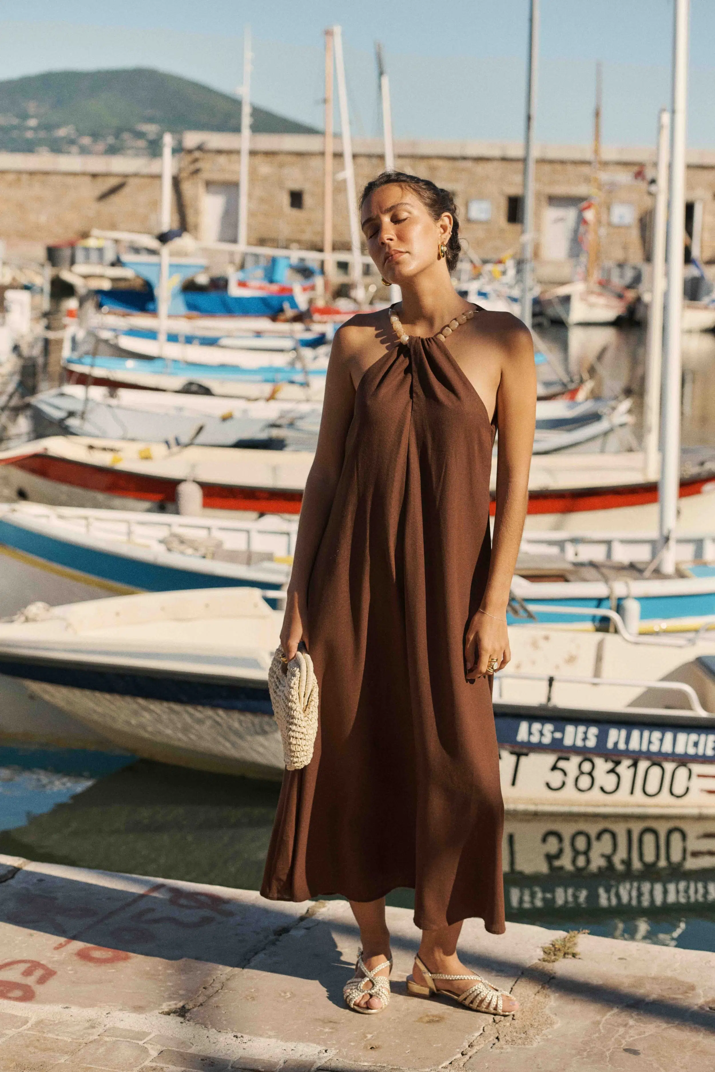 Robe longue en lin ample - marron - col américain bijoux grosses perles - sans manches